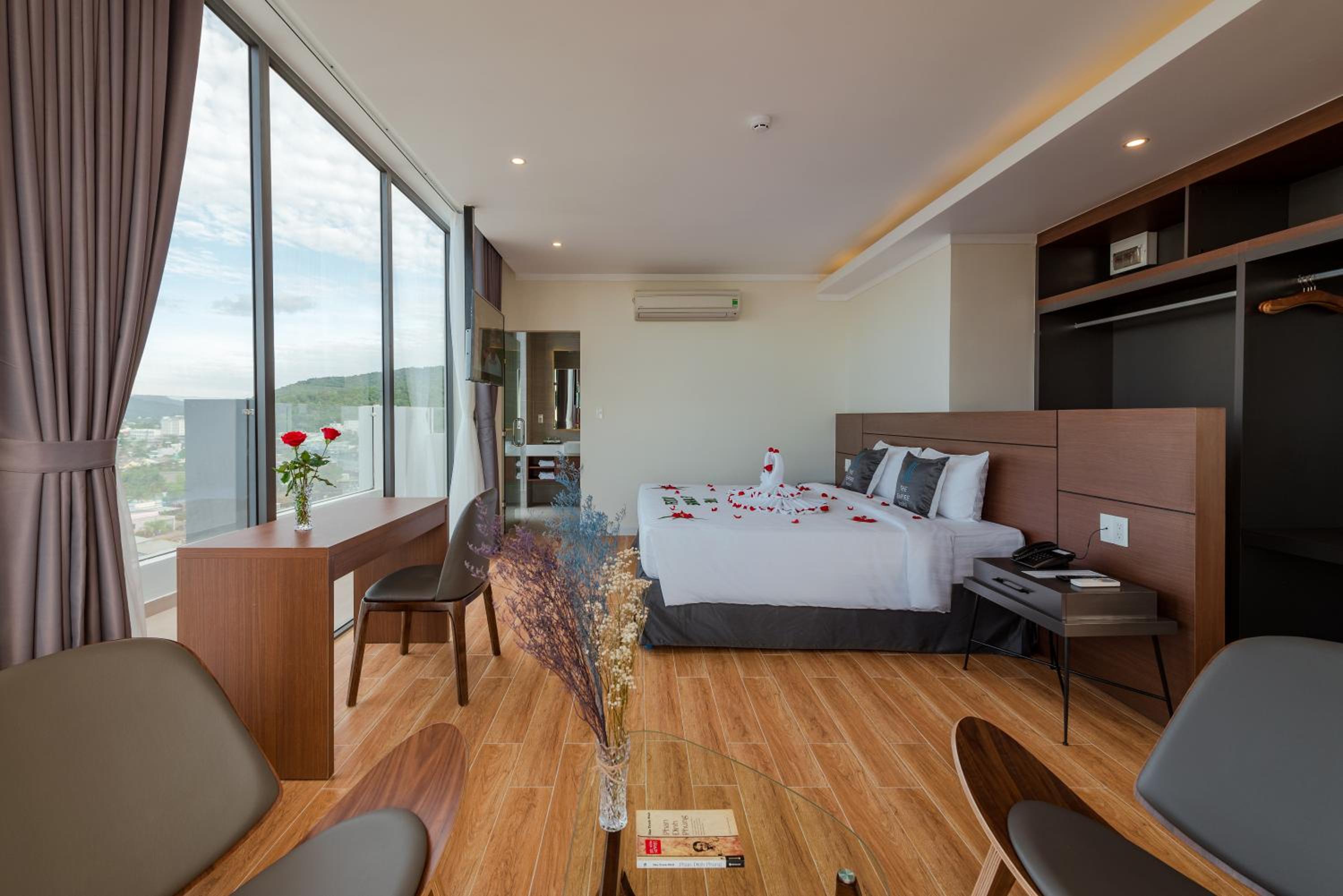 Executive Suite - Photo 2