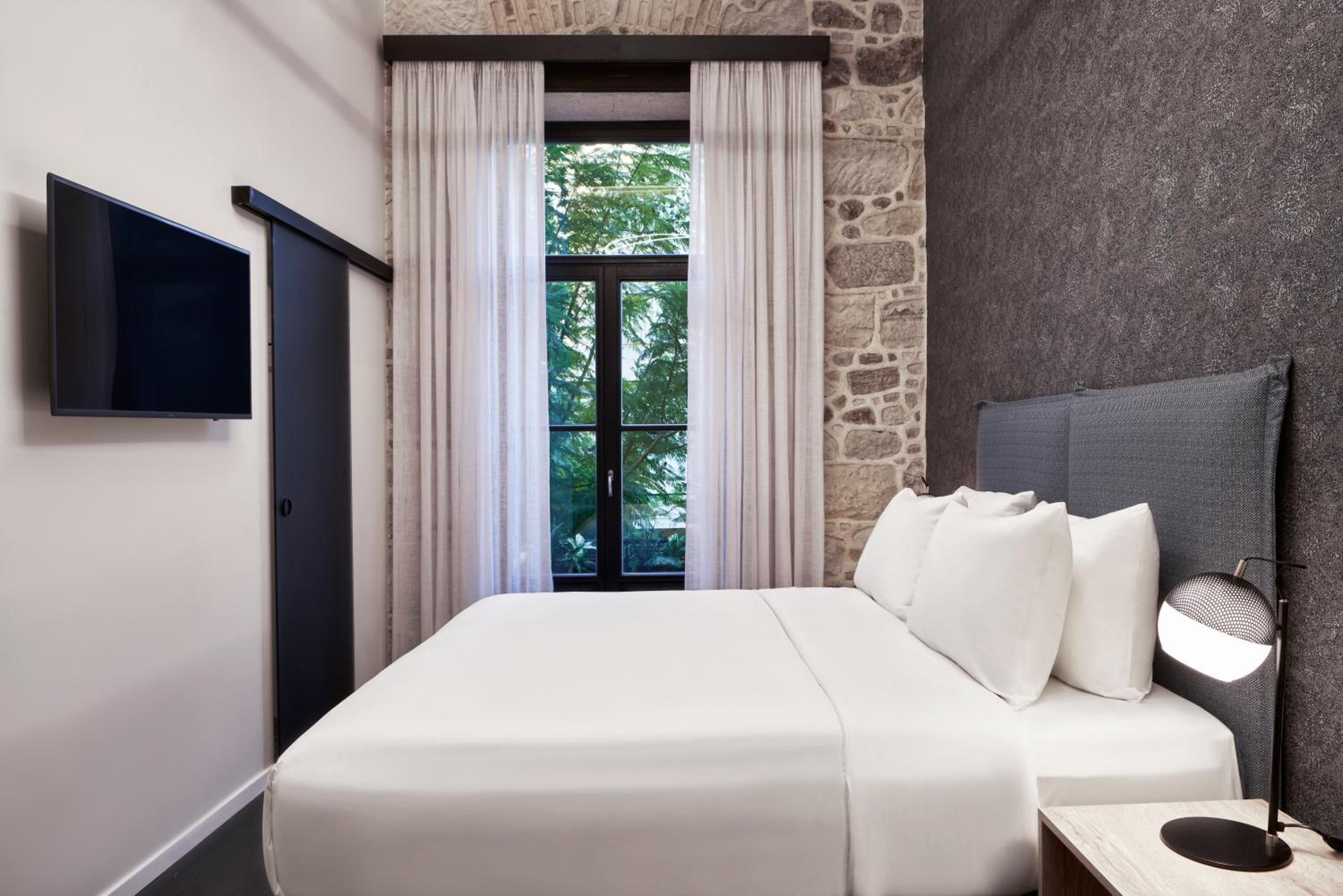 Deluxe Double Room with Balcony photo 1