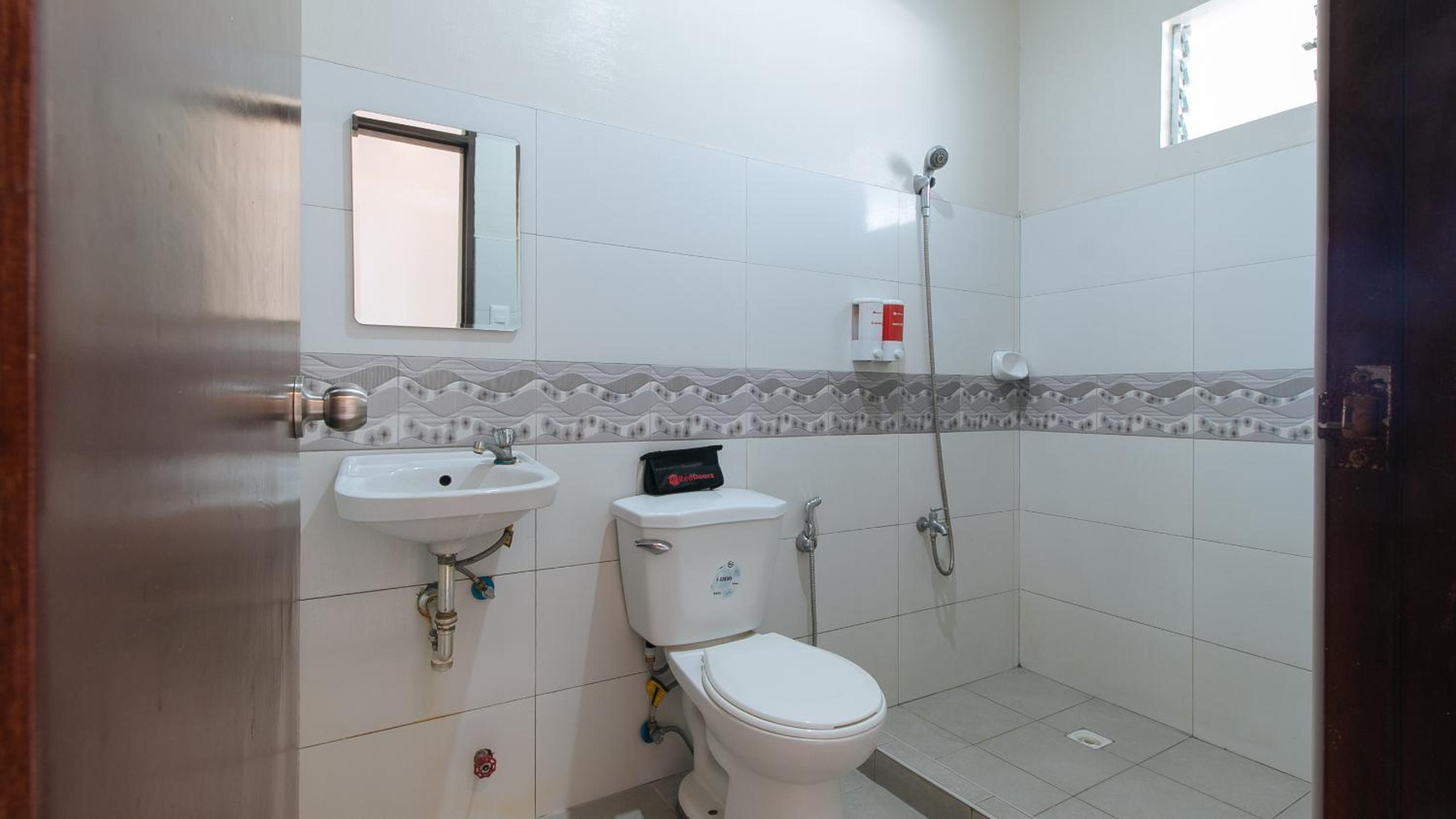 Standard Double Room - Photo 11