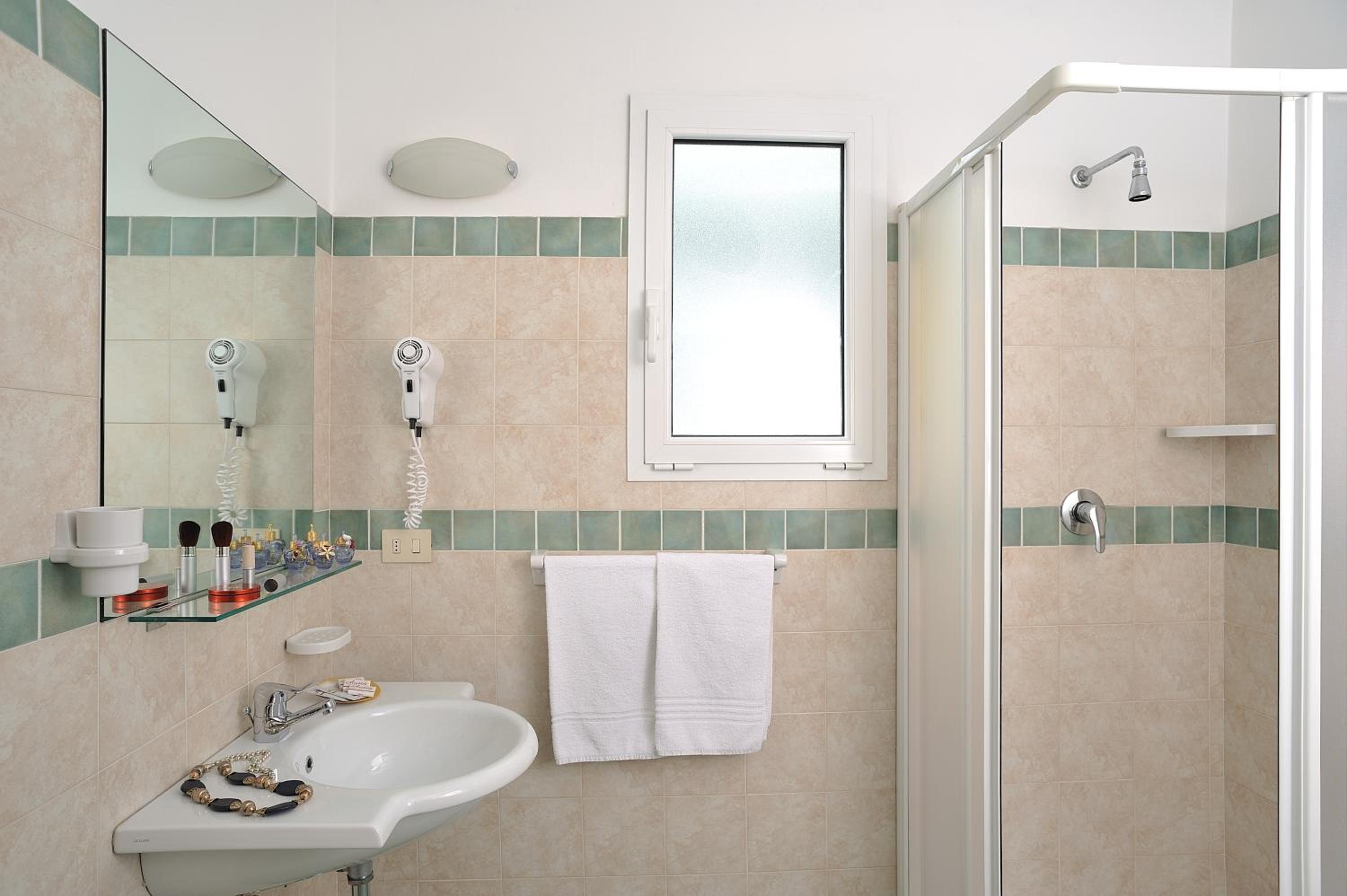Basic Triple Room photo 1