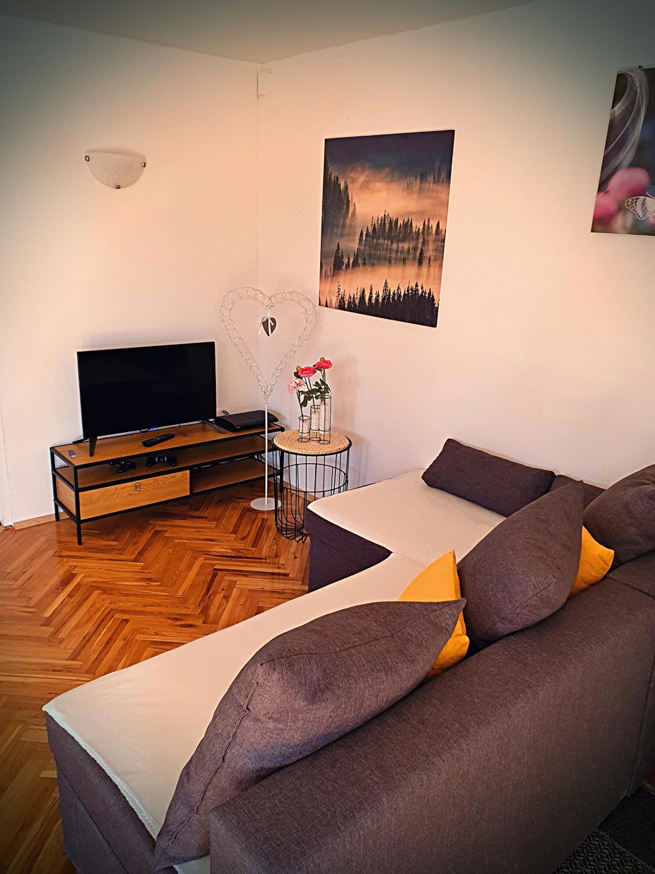 Two-Bedroom House - Photo 2