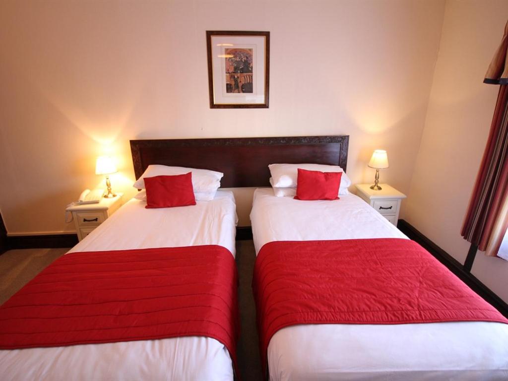 Double or Twin Room with Private Bathroom - Photo 2