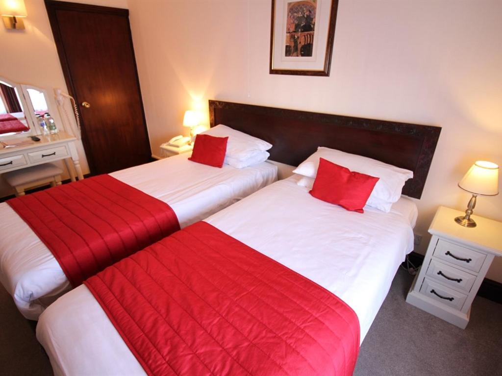 Double or Twin Room with Private Bathroom - Photo 4