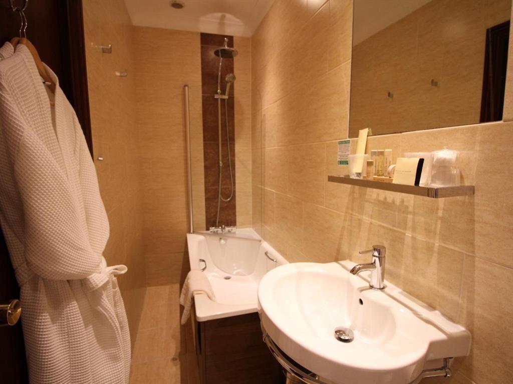 Double or Twin Room with Private Bathroom - Photo 7