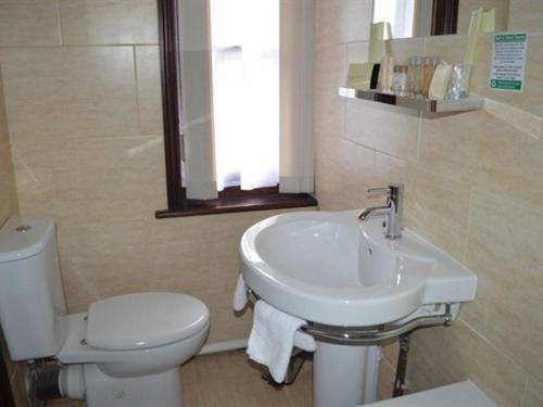 Double Room with Private Bathroom - Photo 15