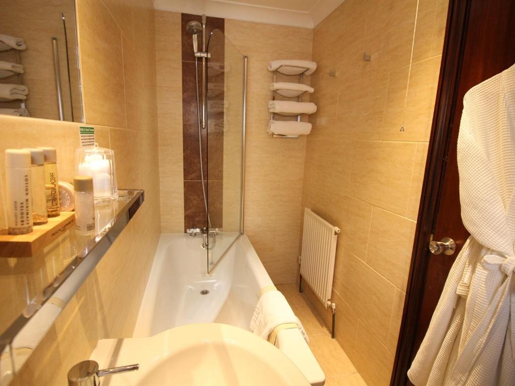 Double Room with Private Bathroom - Photo 16