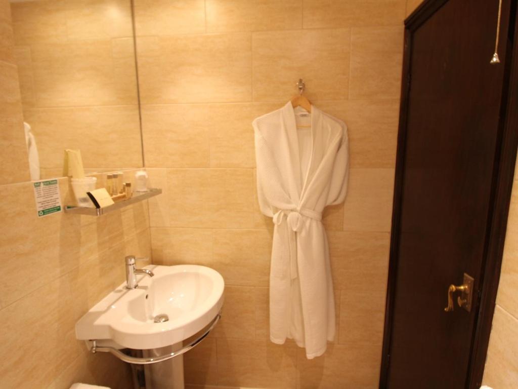 Double Room with Private Bathroom - Photo 17