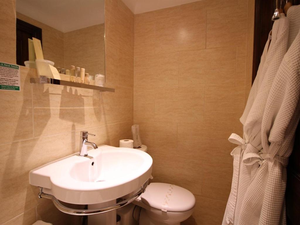 Double or Twin Room with Private Bathroom - Photo 8