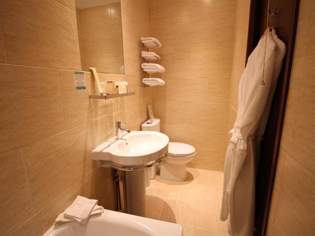 Double or Twin Room with Private Bathroom - Photo 9