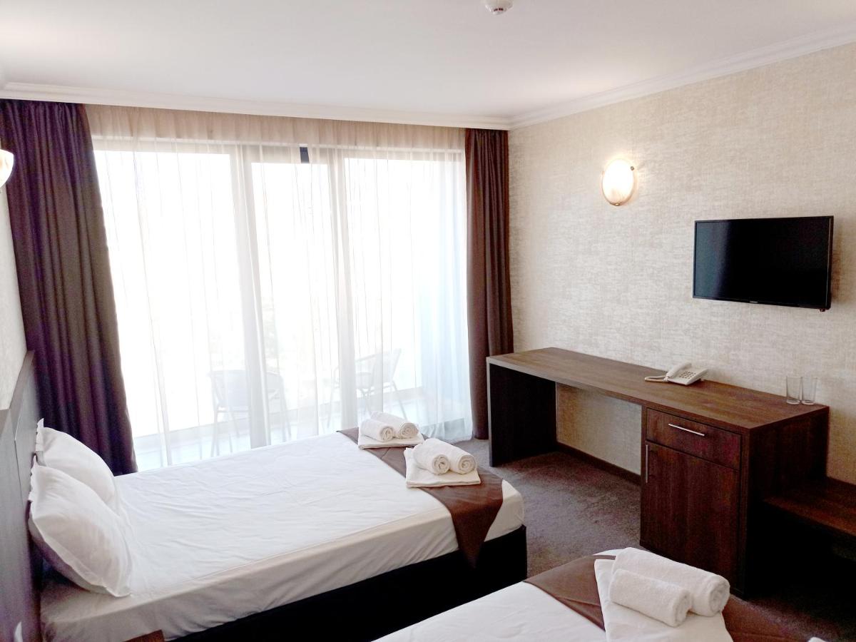 Quadruple Room with Balcony - Photo 2