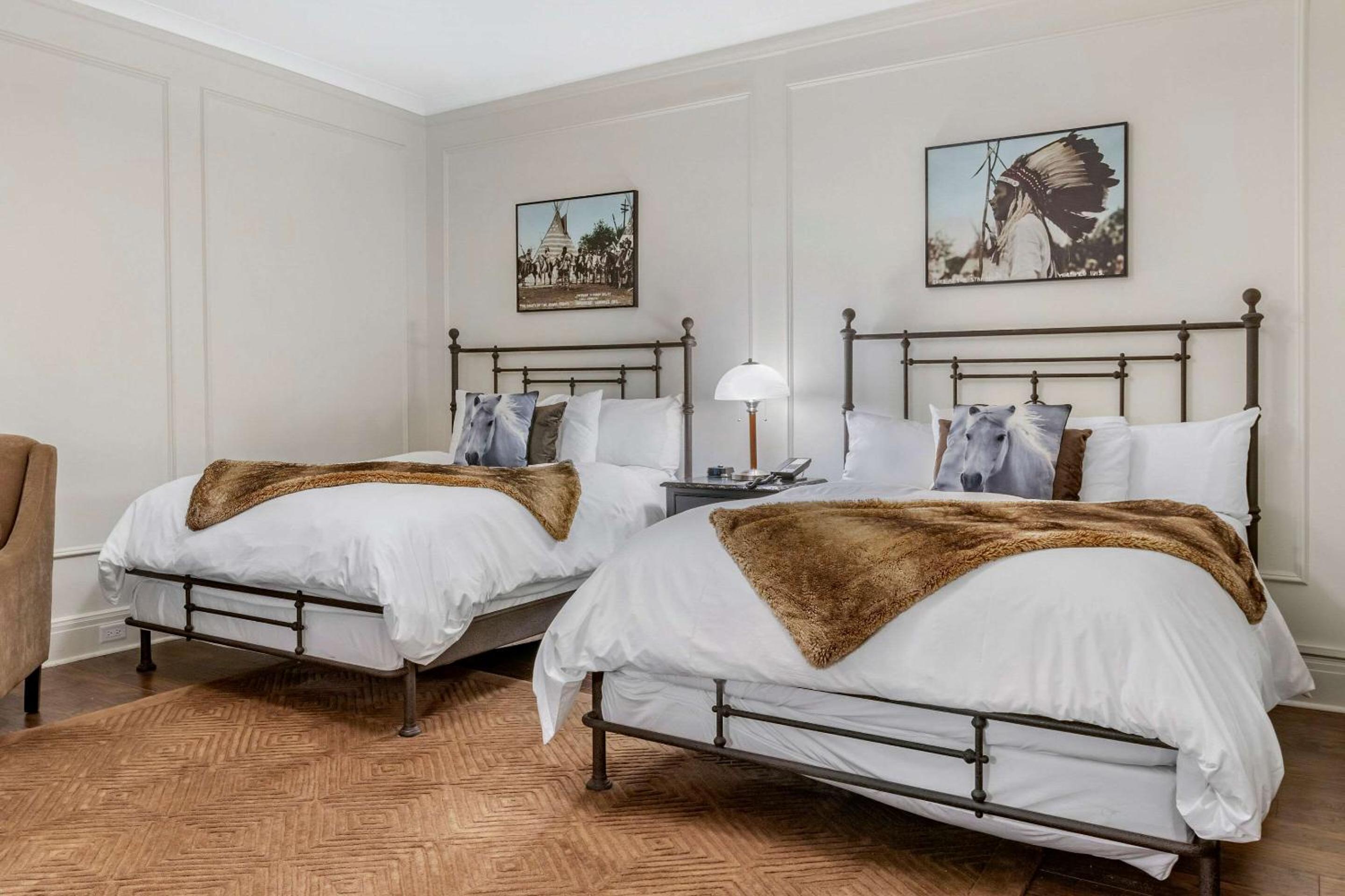 Queen Room with Two Queen Beds - Non-Smoking - Photo 4