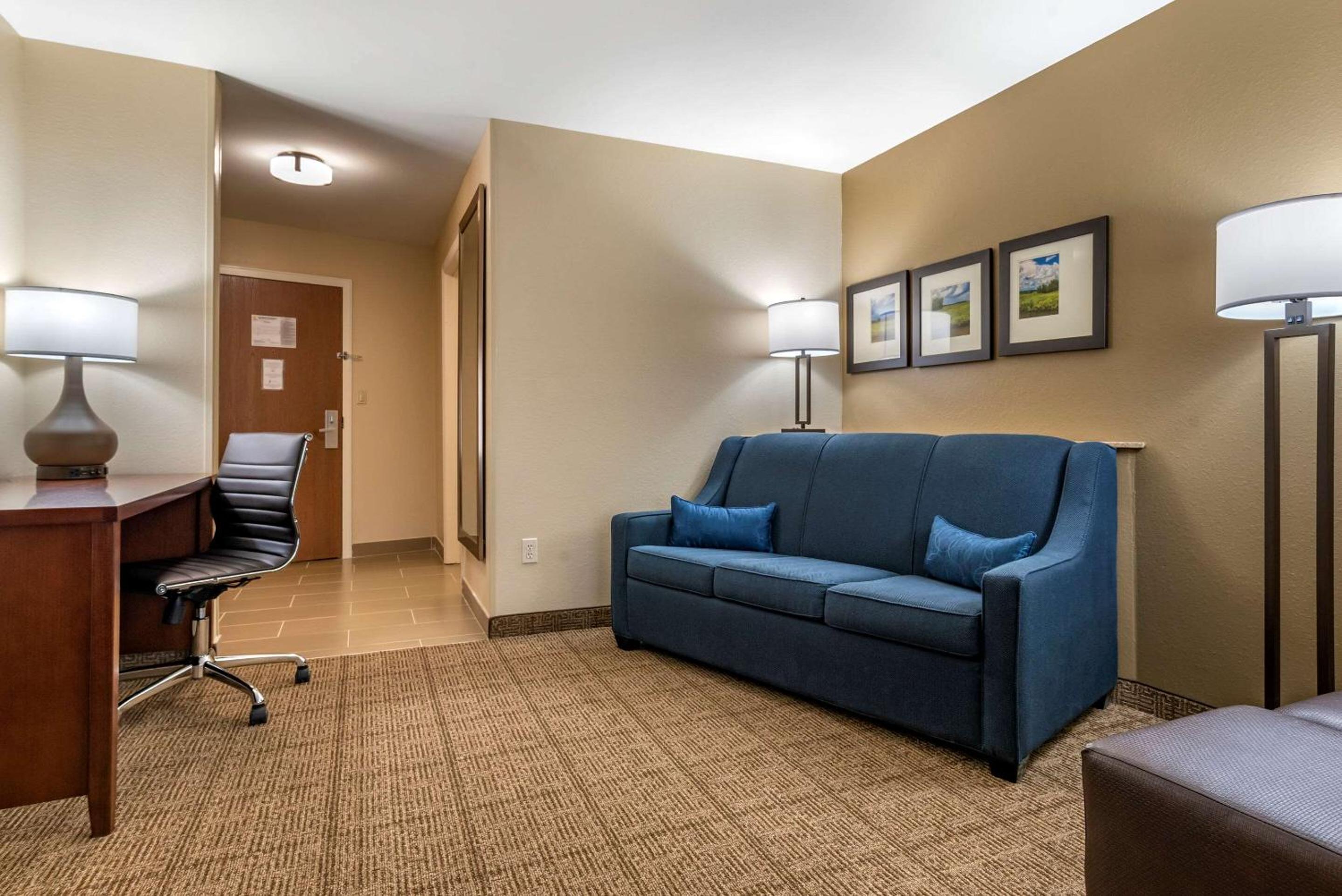 King Suite - Non-Smoking - Photo 4