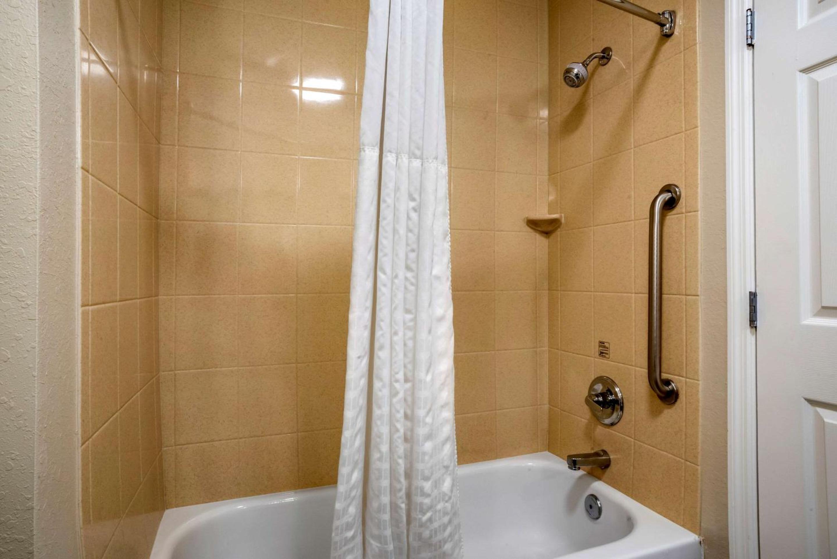 King Suite - Non-Smoking - Photo 3