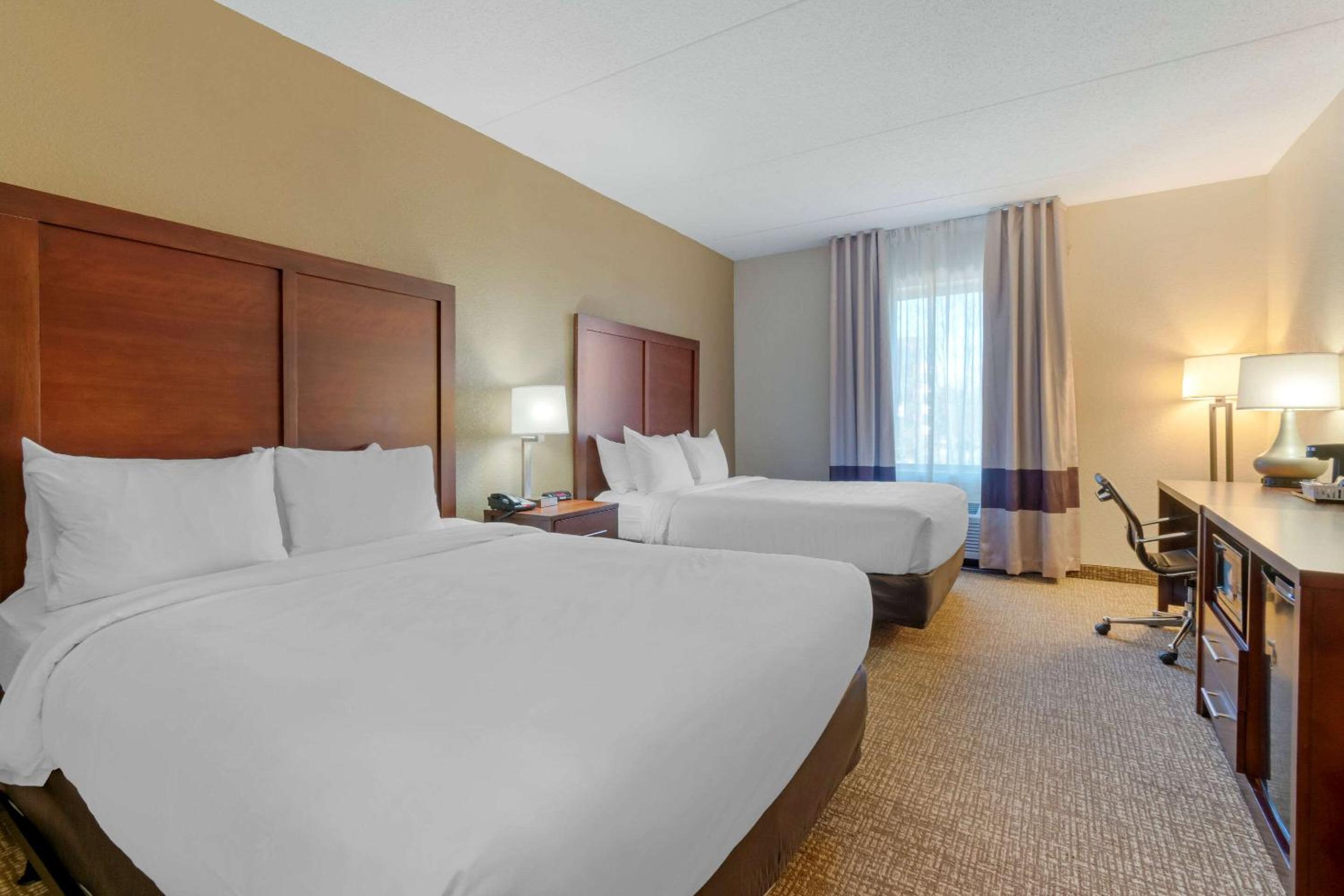 Queen Room with two Queen Beds - Non -Smoking - Photo 1
