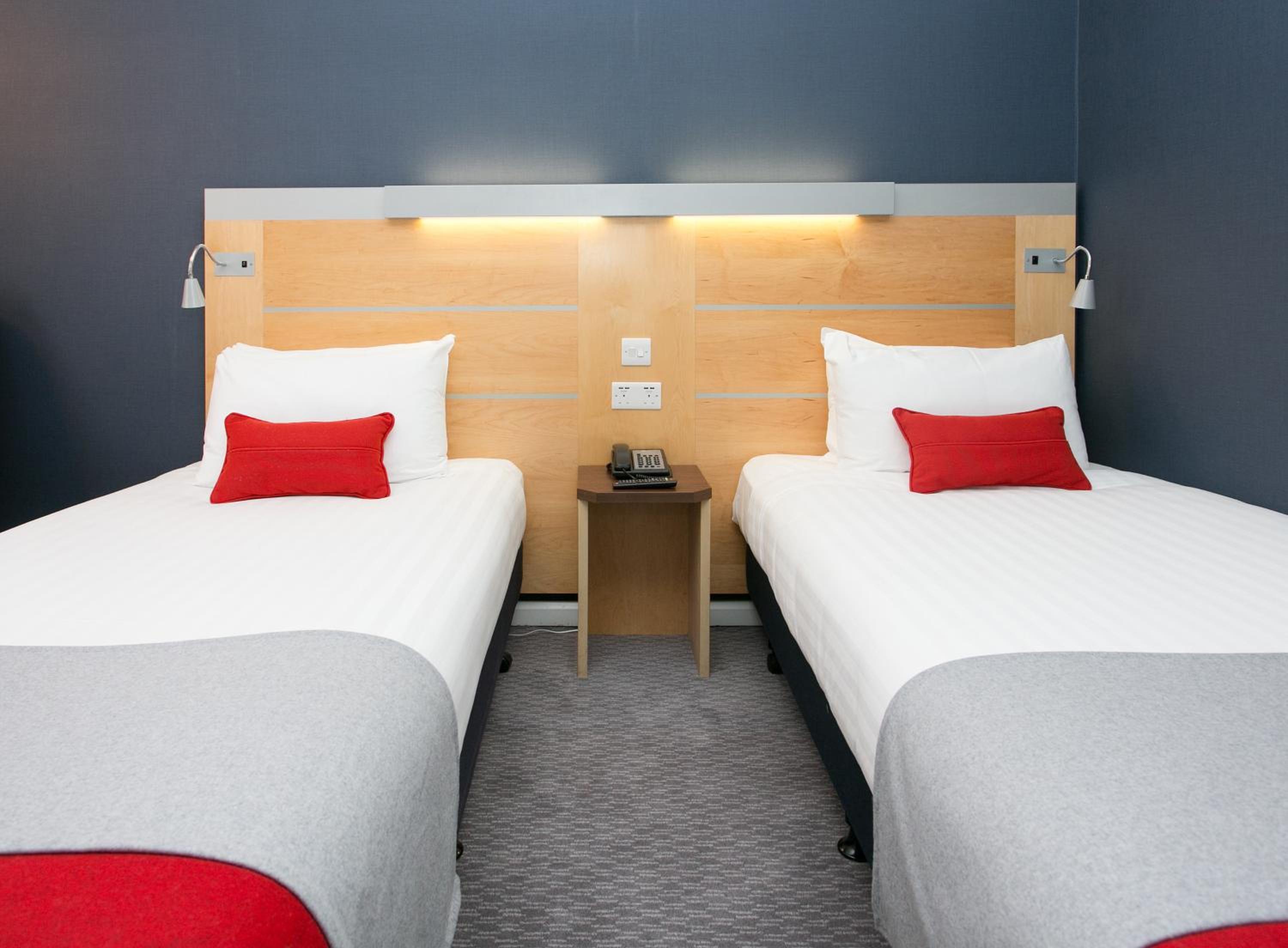 Standard Room with Free Hot Breakfast - Photo 2
