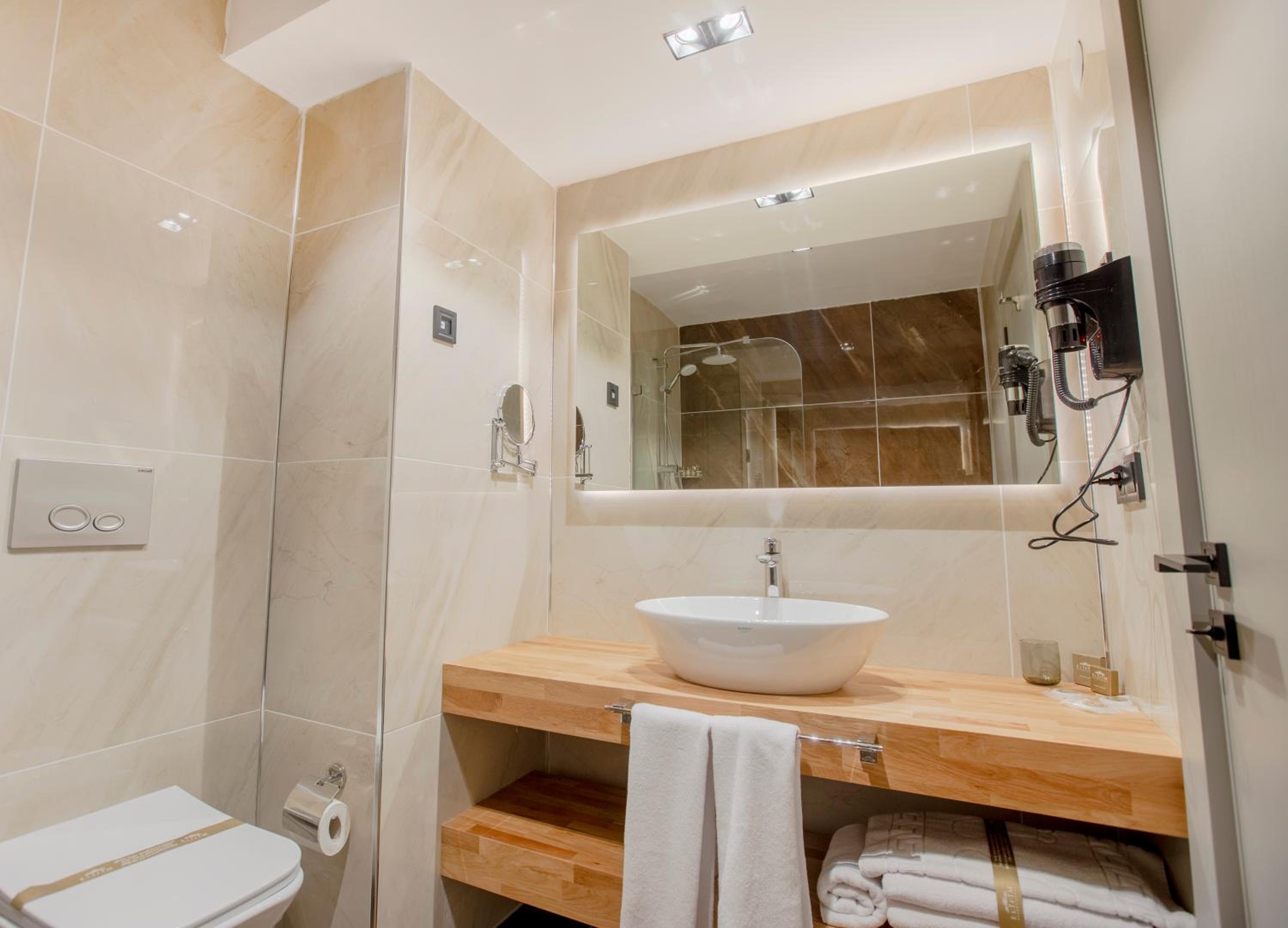 Standard Double Room - Photo 11