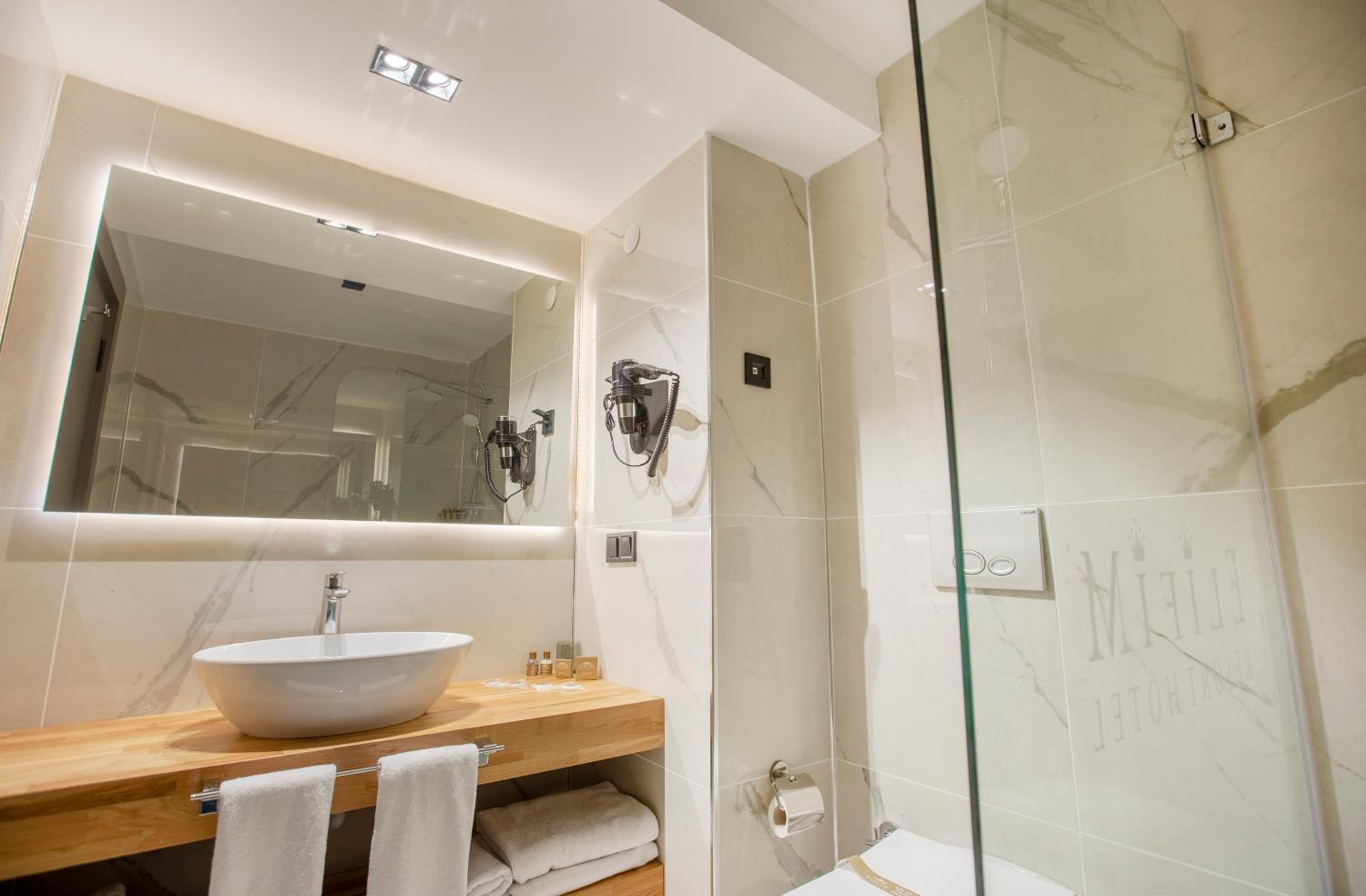 Standard Double Room - Photo 17
