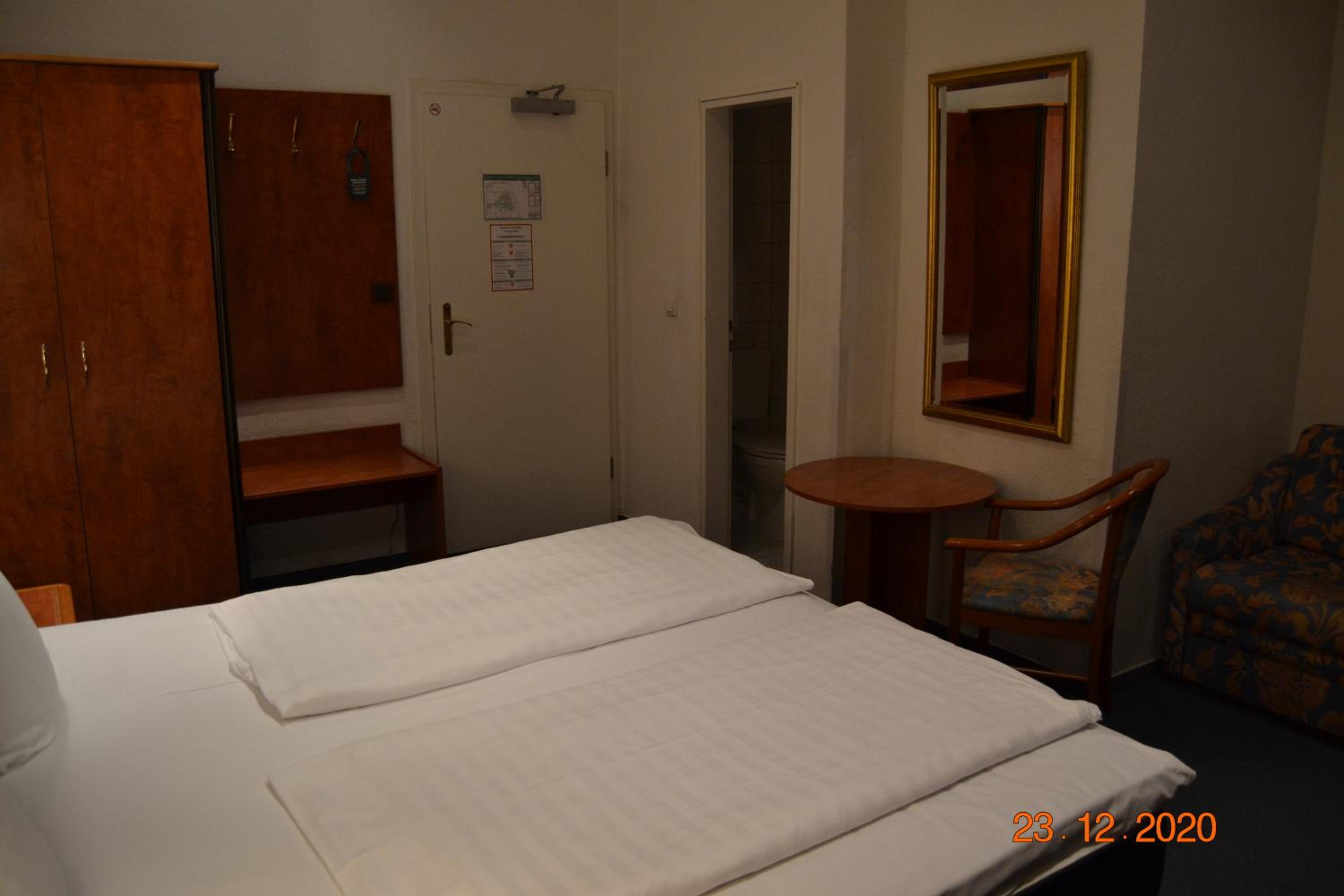 Standard Double Room - Photo 7