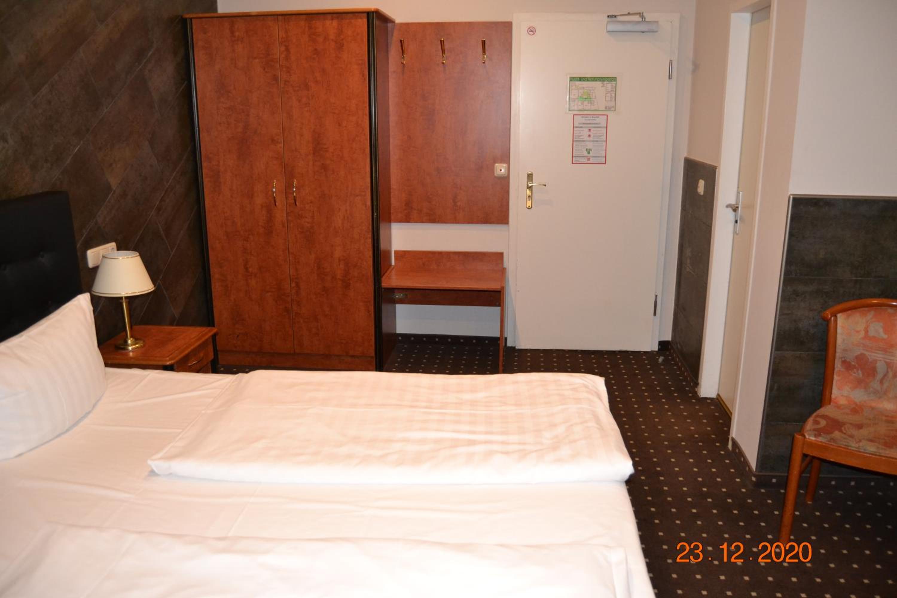 Standard Double Room - Photo 9