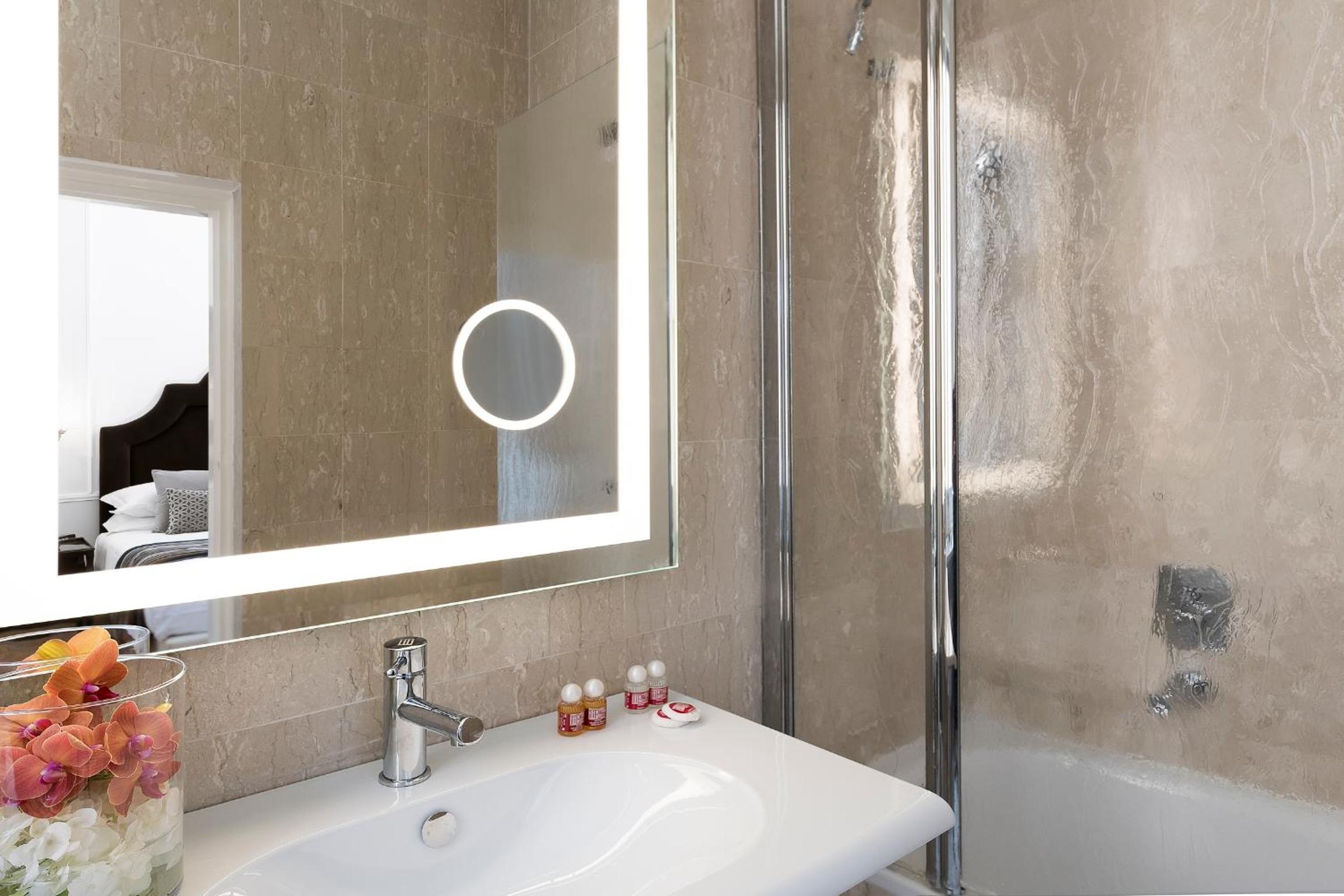 Deluxe Double or Twin Room thumbnail 6