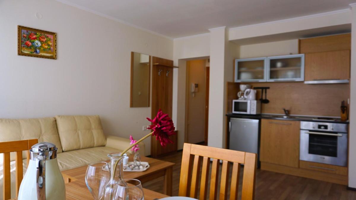 Apartment with Balcony photo 3