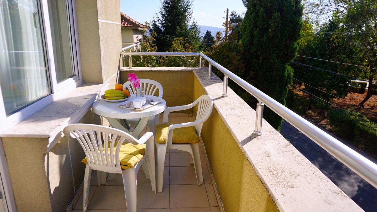 Apartment with Balcony photo 2