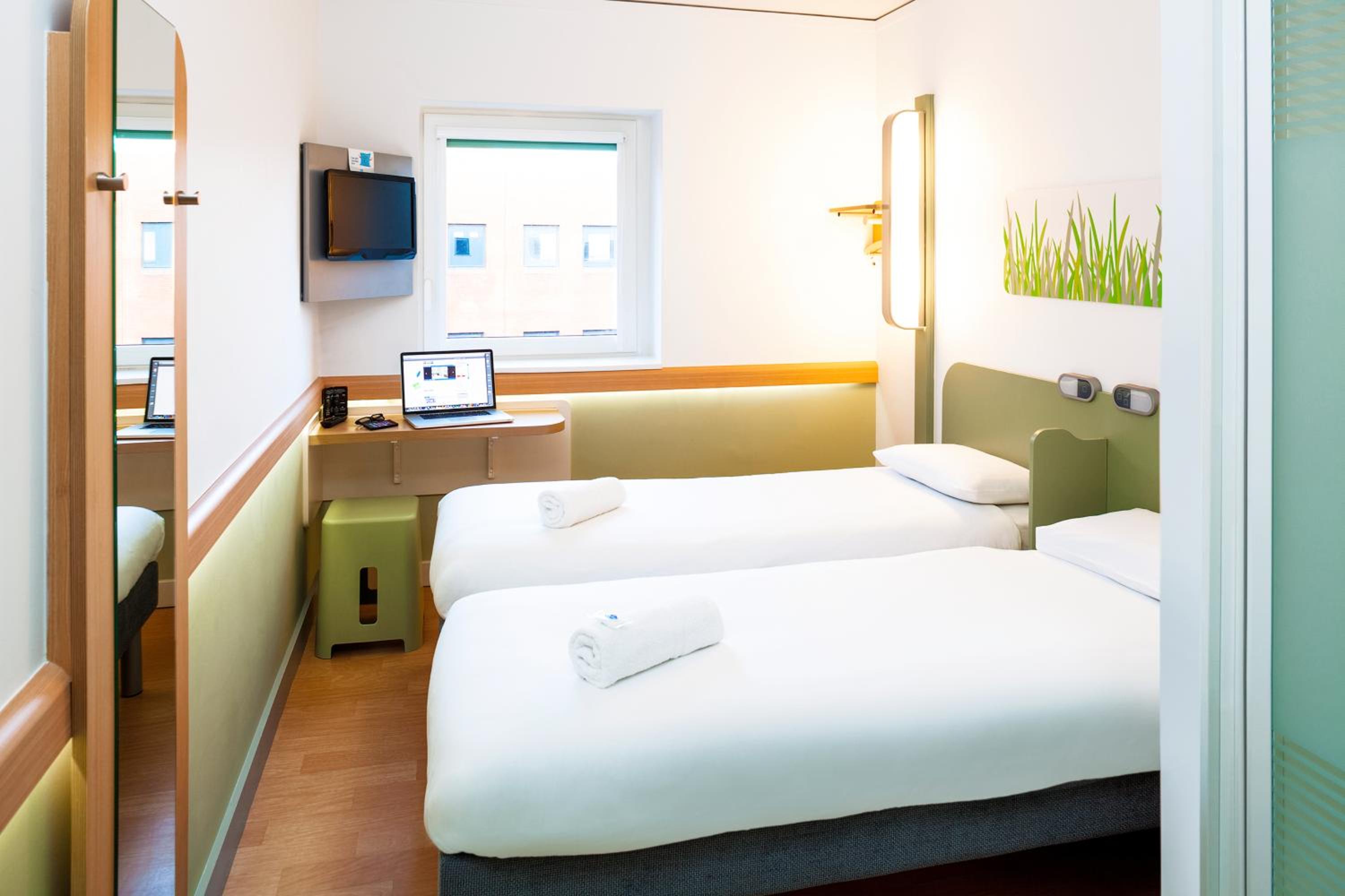 Standard Twin Room - Photo 4