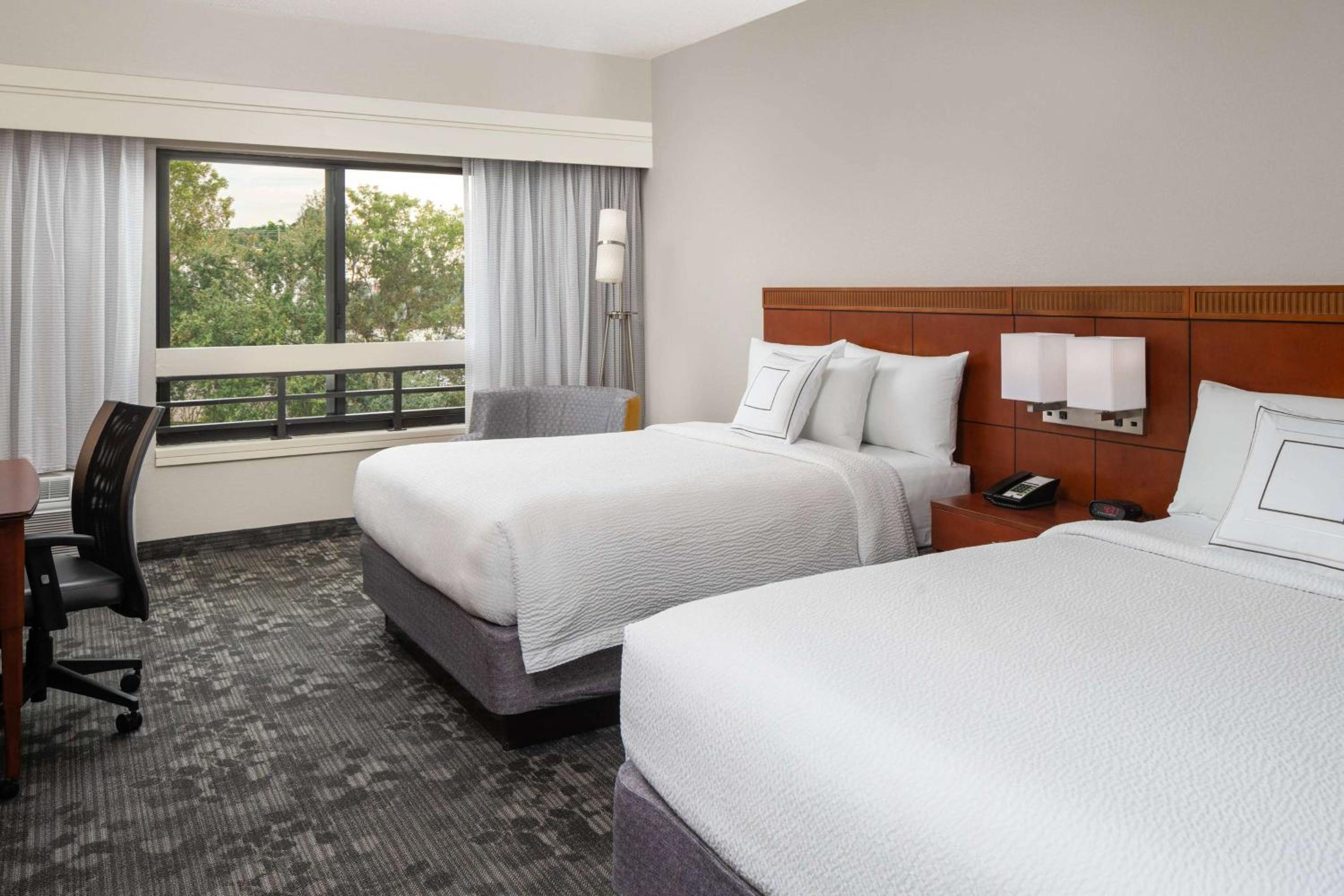 Deluxe Queen Room with Two Queen Beds - Photo 6