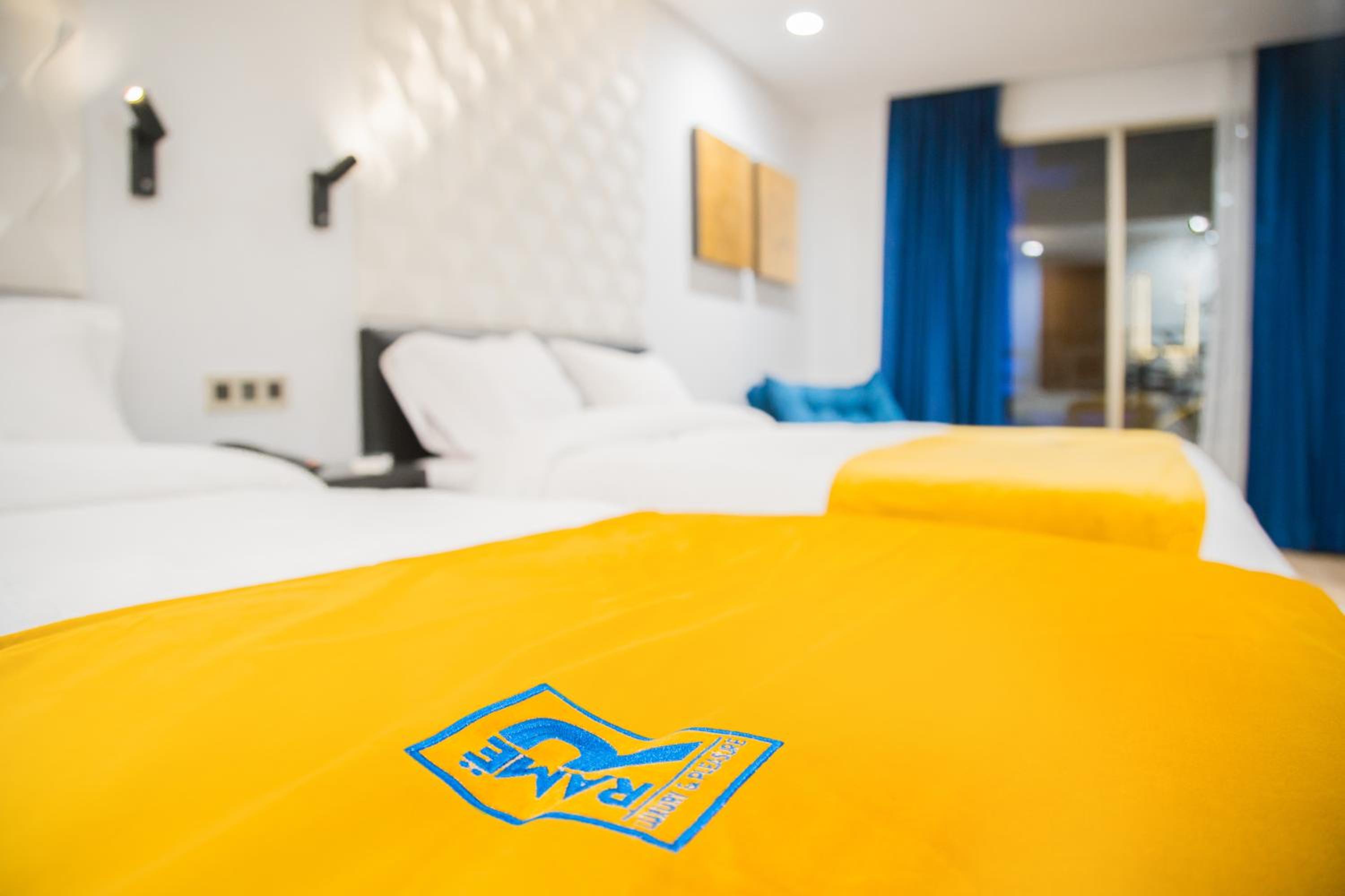 Deluxe Queen Suite - Photo 17