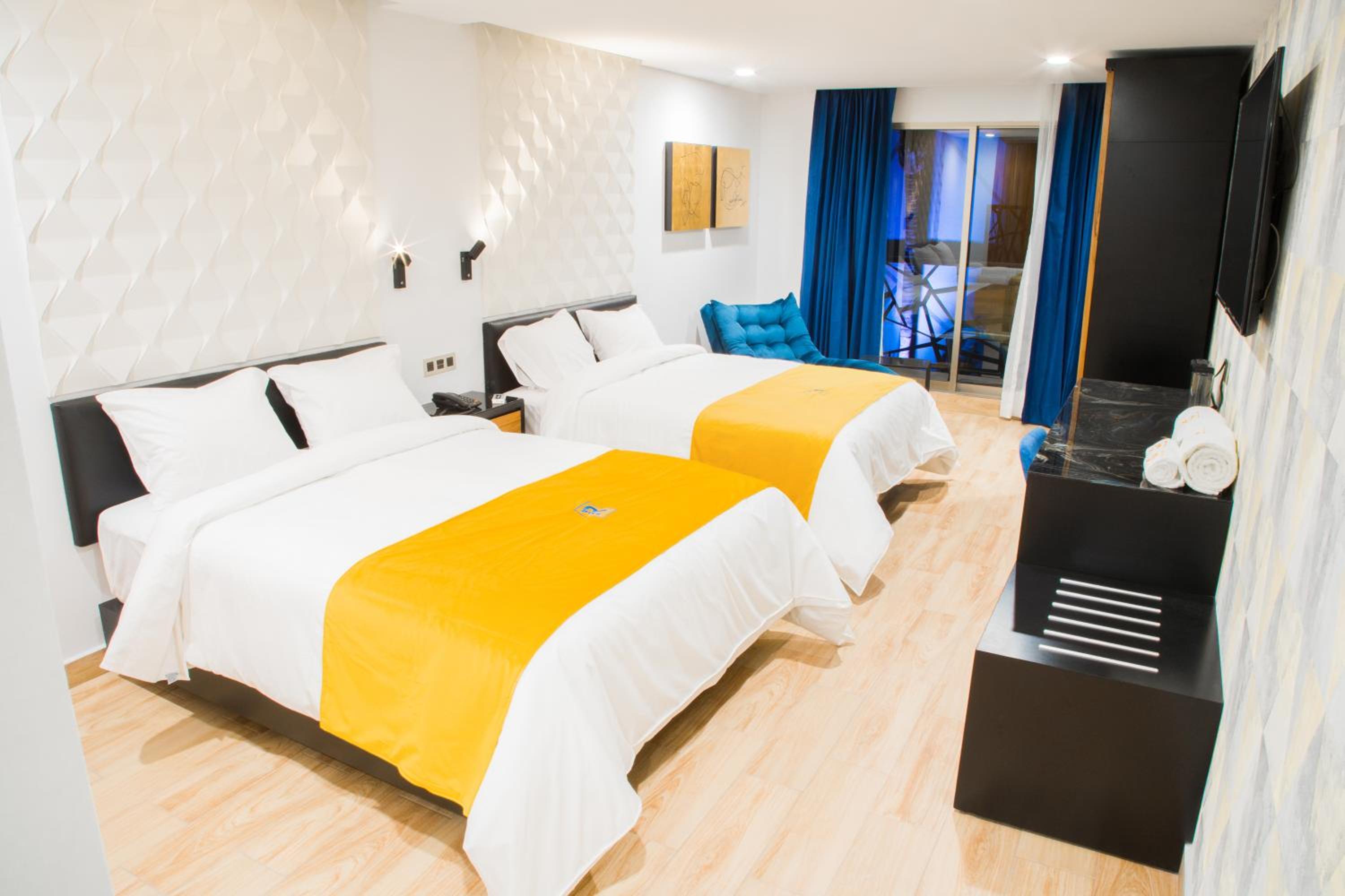 Deluxe Queen Suite - Photo 18