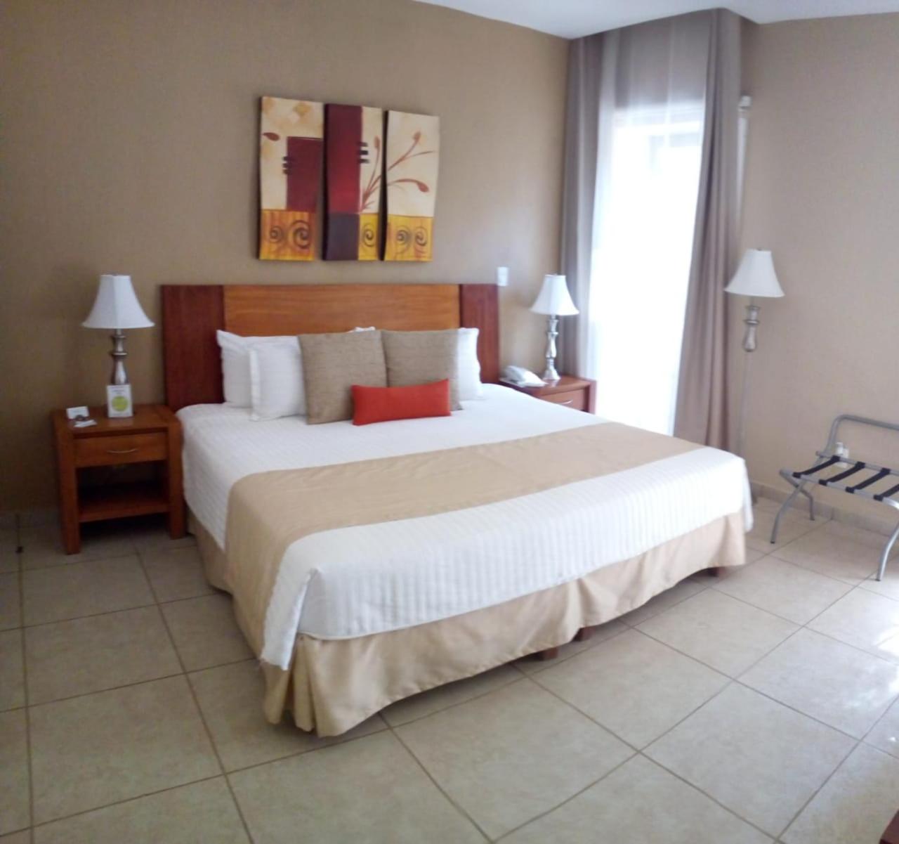 Standard Queen Room - Photo 8