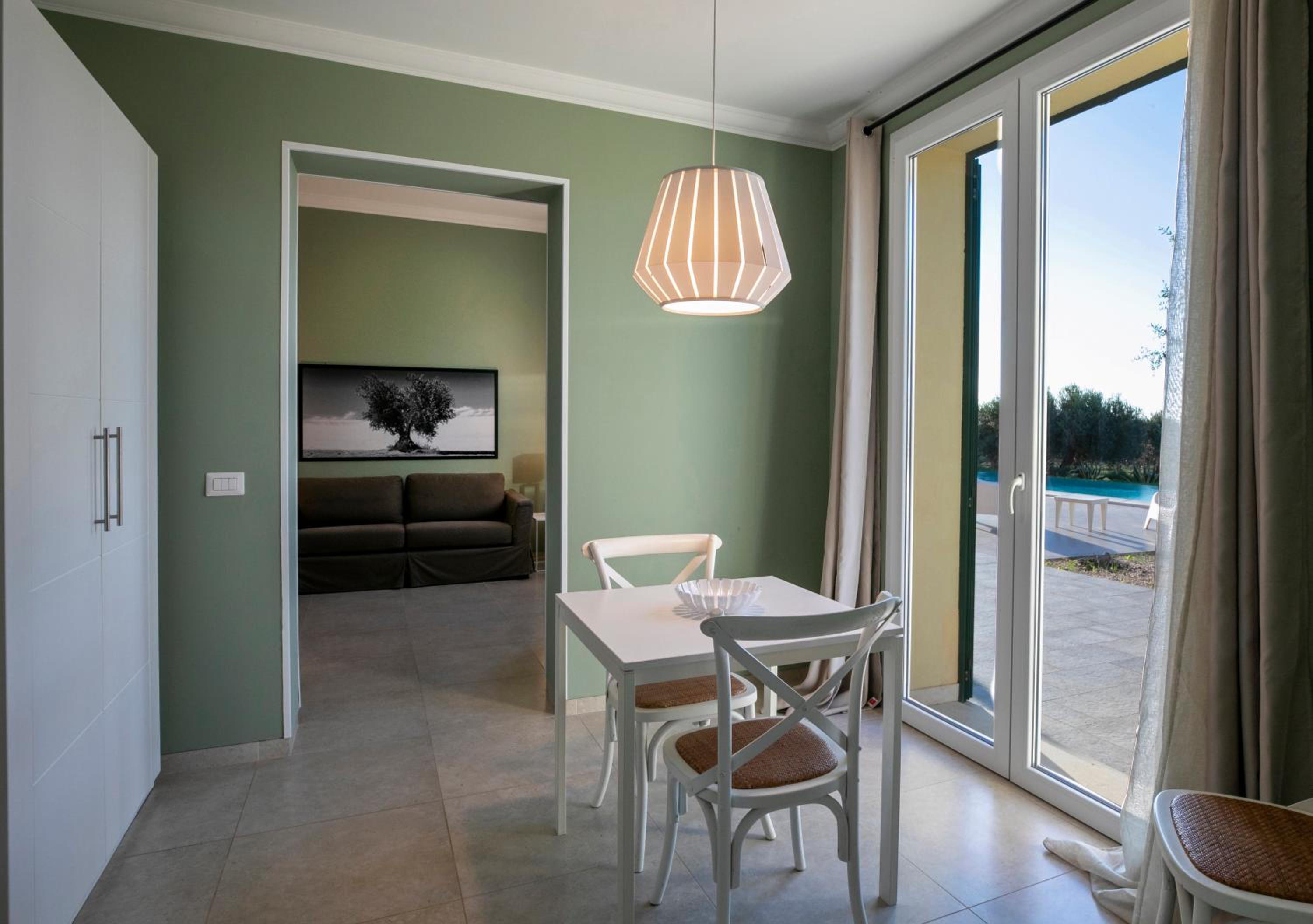 Deluxe One-Bedroom Apartment with Patio photo 2
