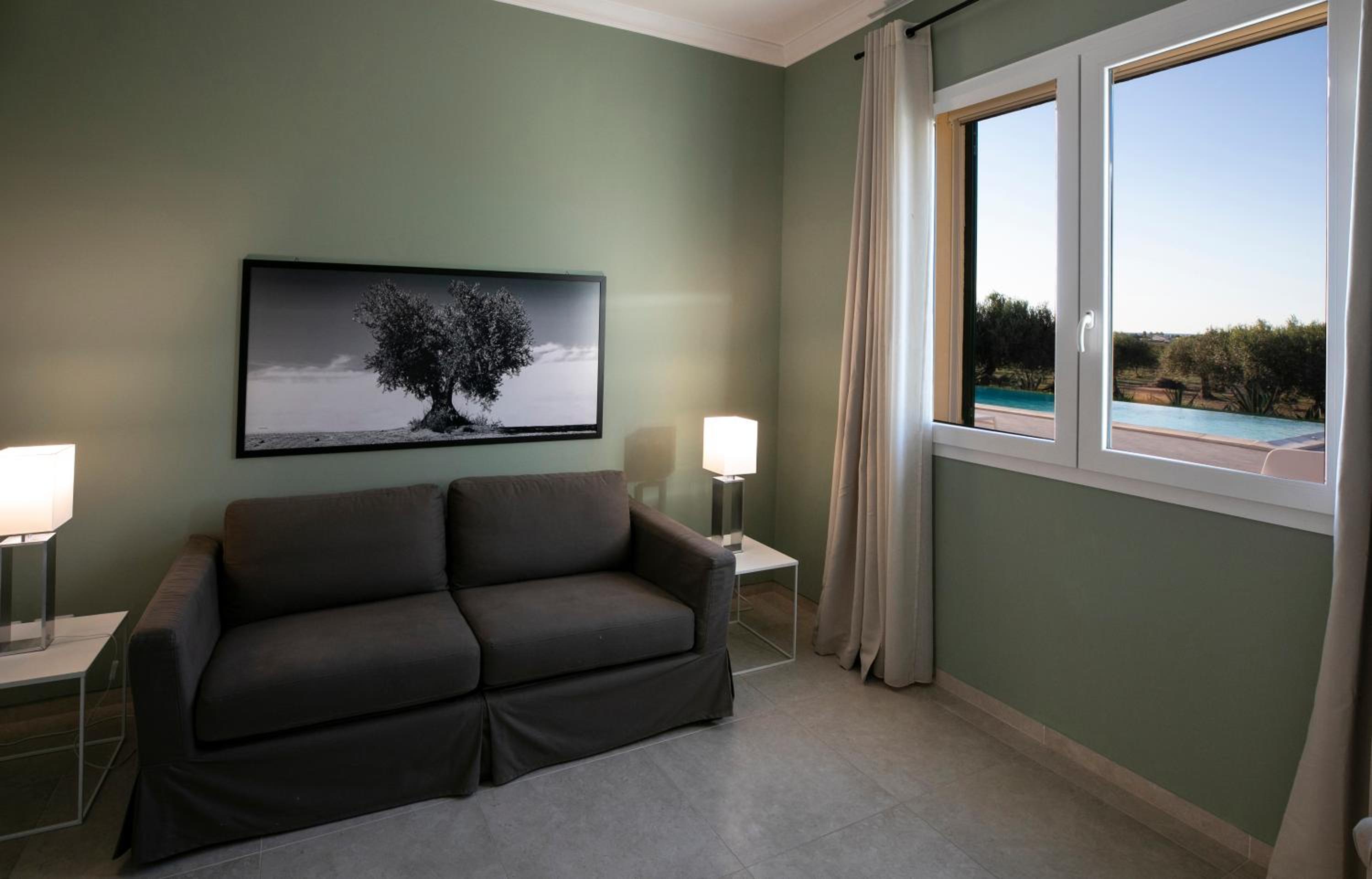 Deluxe One-Bedroom Apartment with Patio photo 3