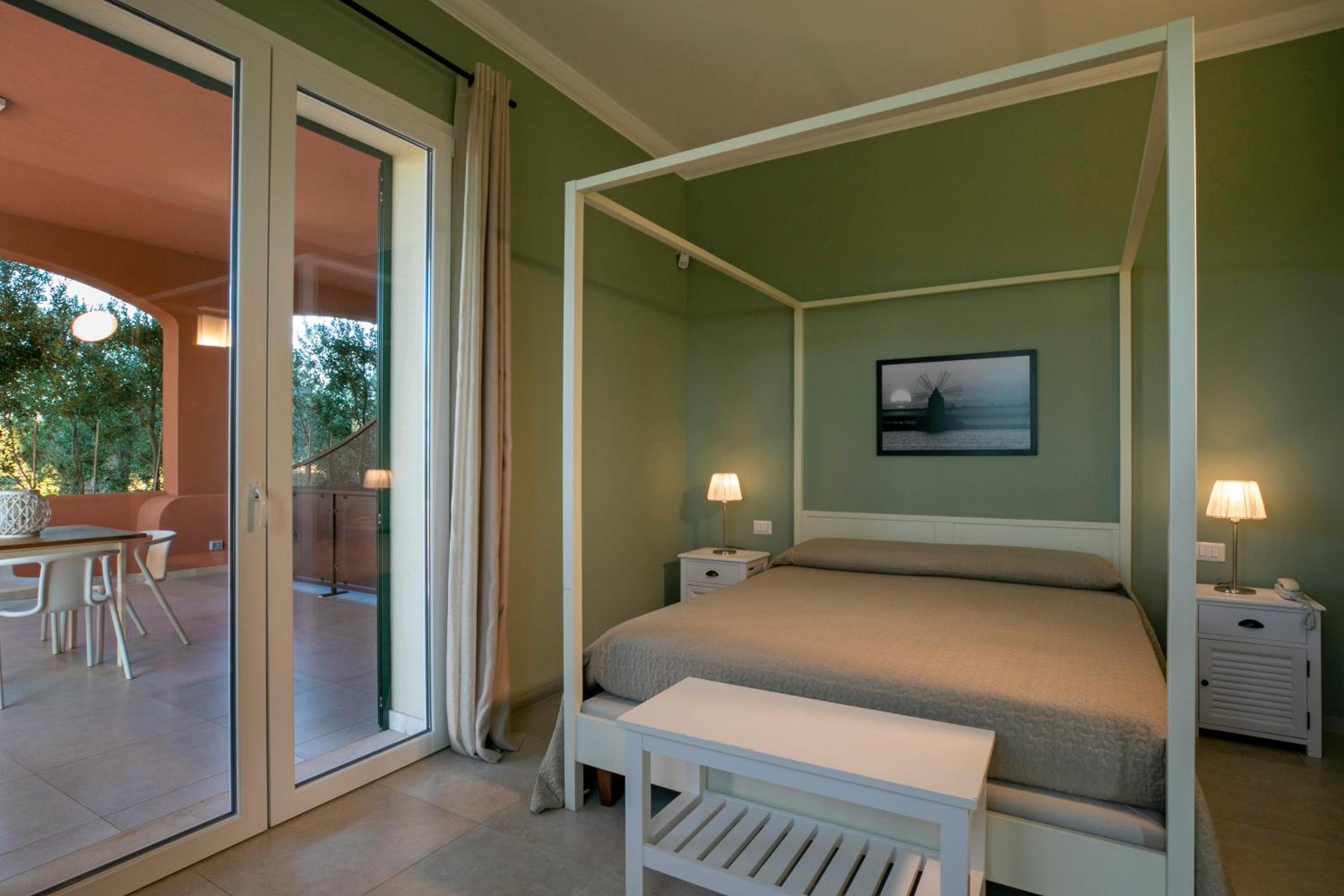 Deluxe One-Bedroom Apartment with Patio