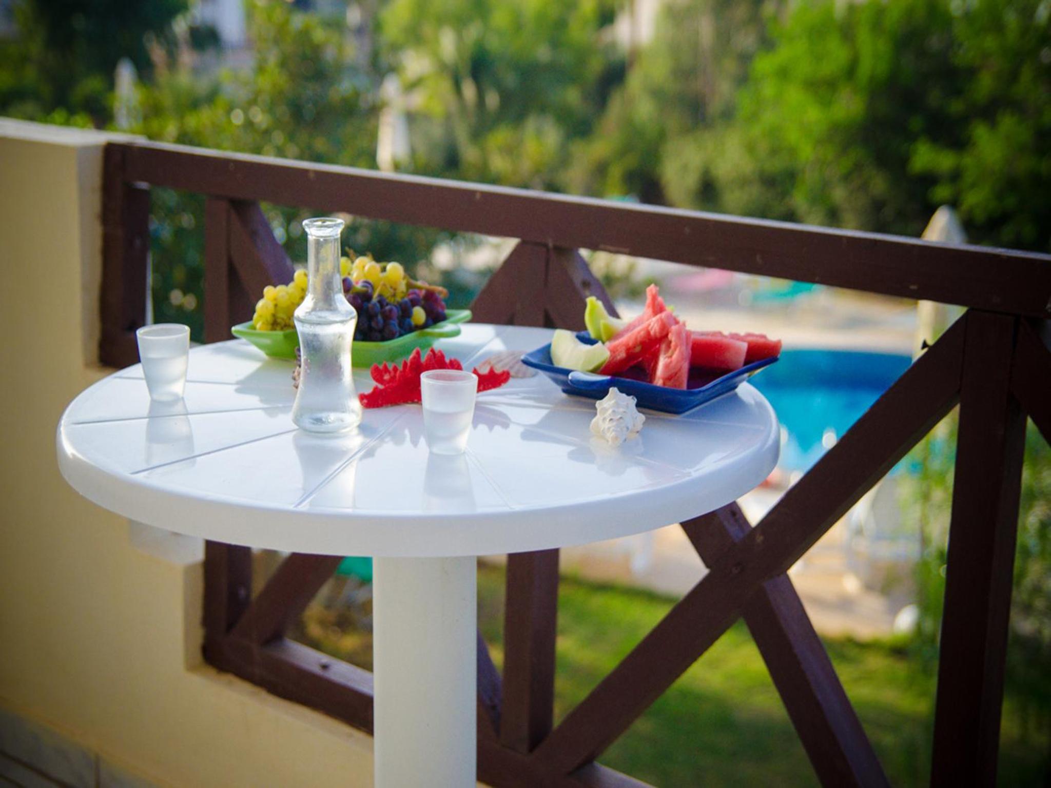 One-Bedroom Apartment with Garden or Pool View photo 2