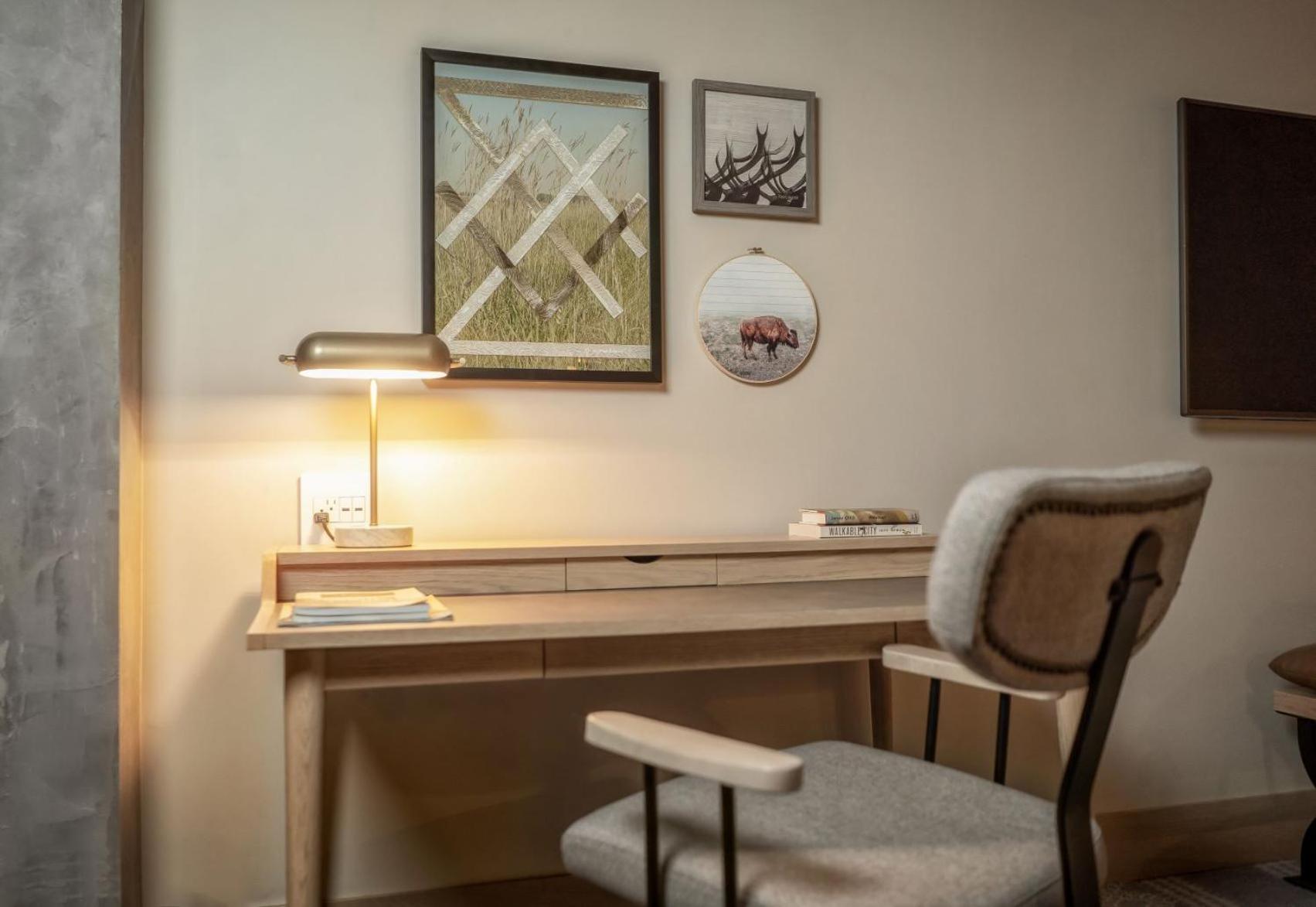 Deluxe King Room - Photo 9