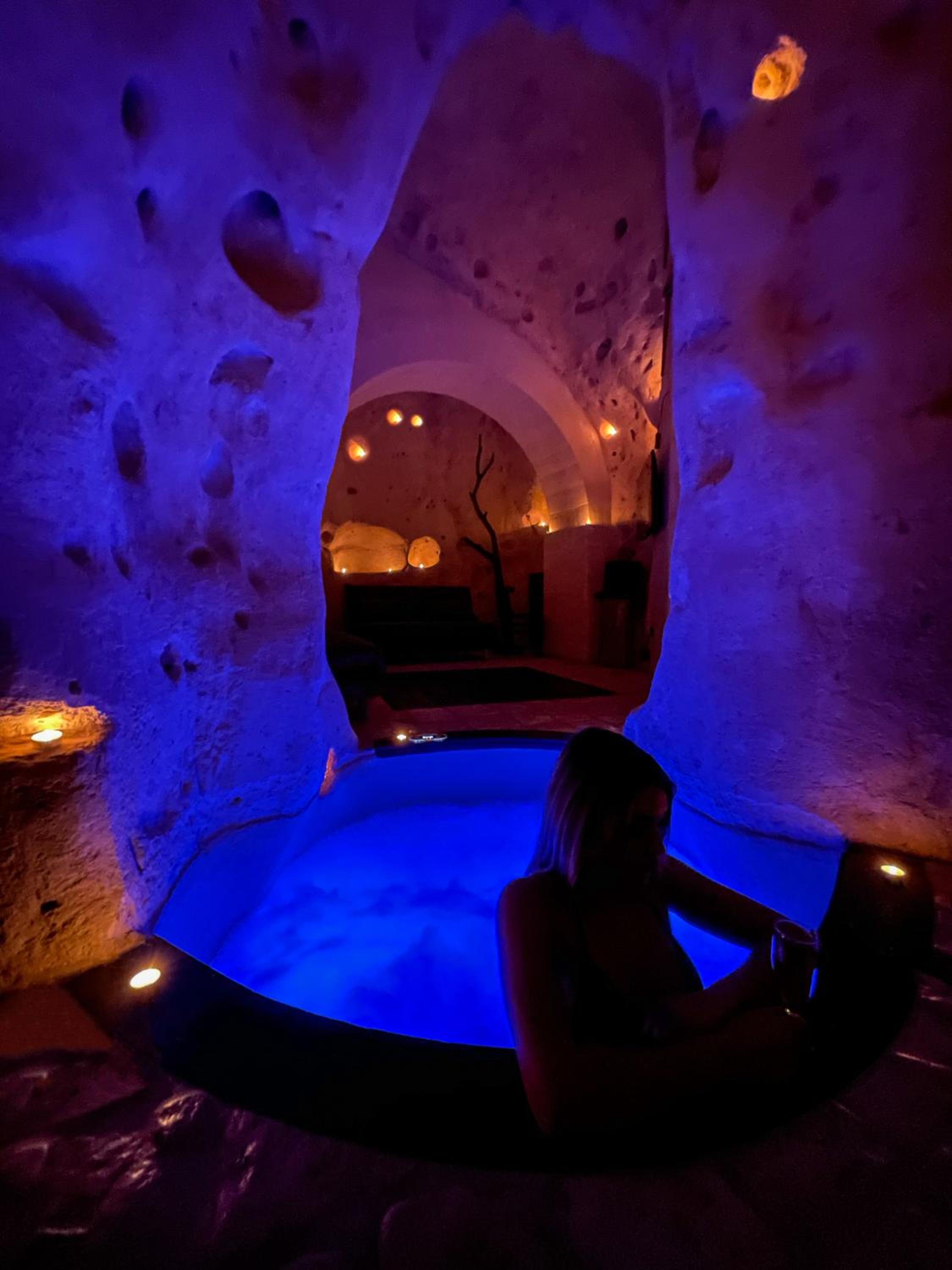 Suite with Private Pool - Photo 25
