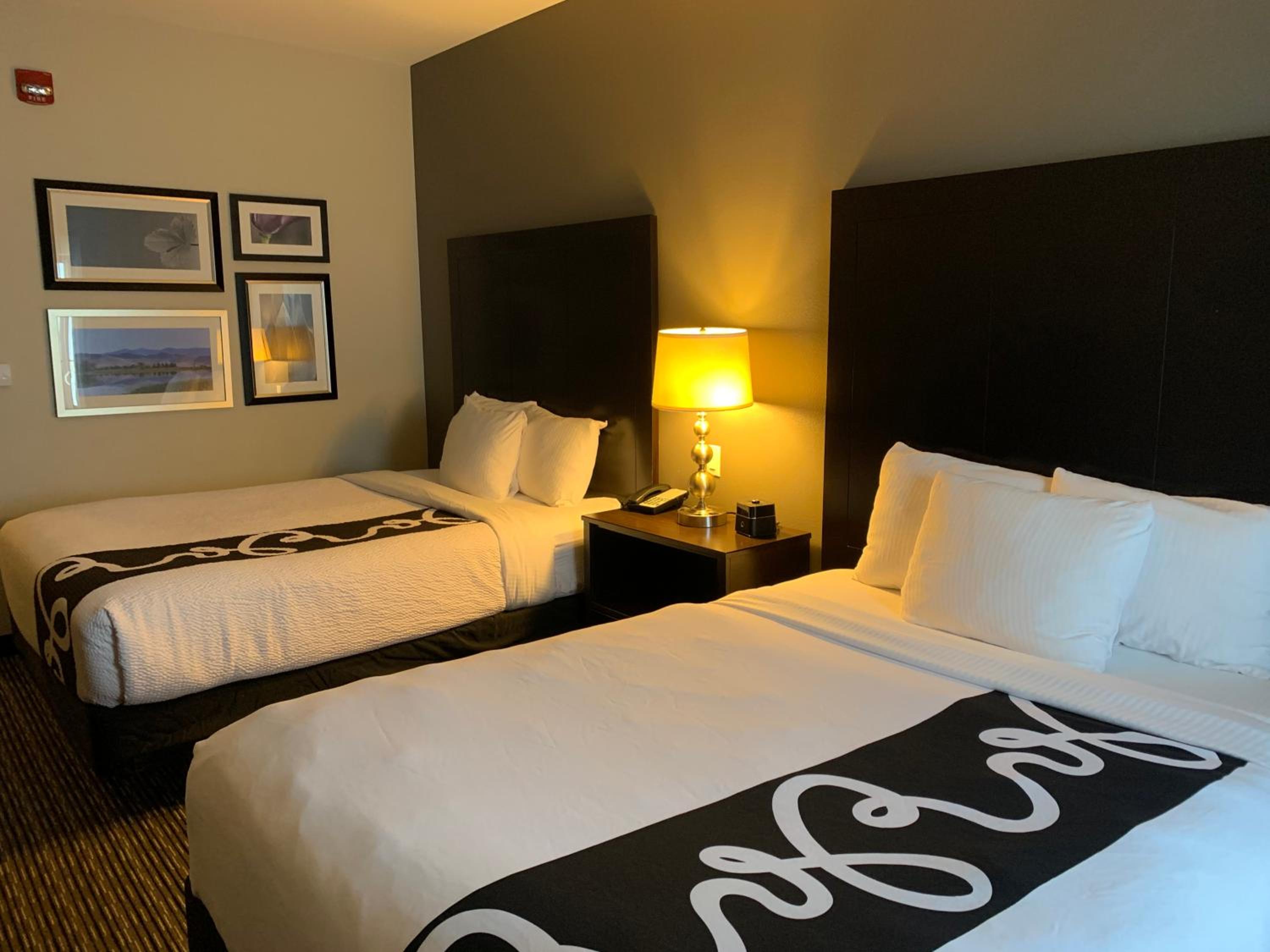 Deluxe Suite with Two Queen Beds - Non-Smoking photo 2