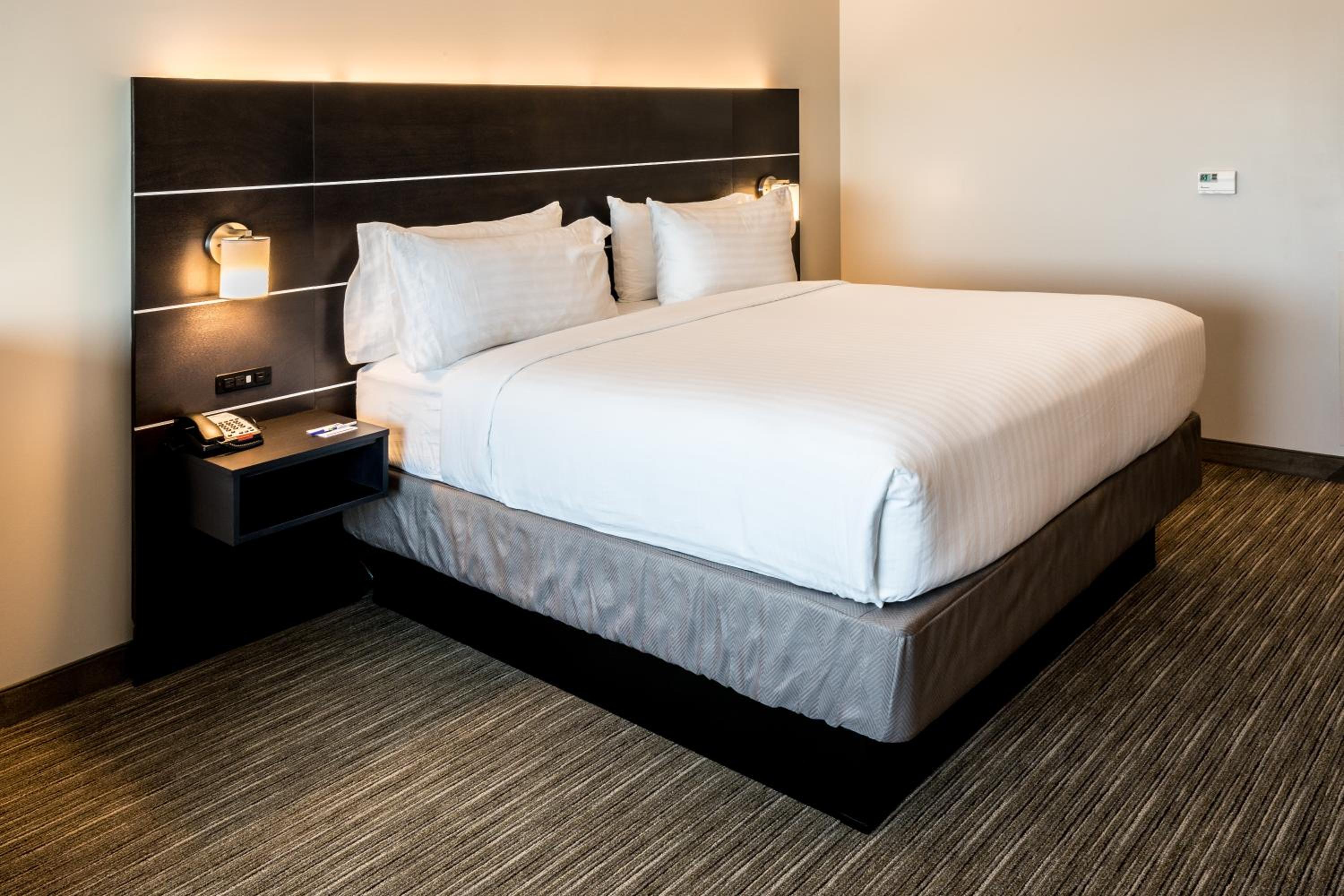 Standard King Room with Accessible Tub - Mobility Access
