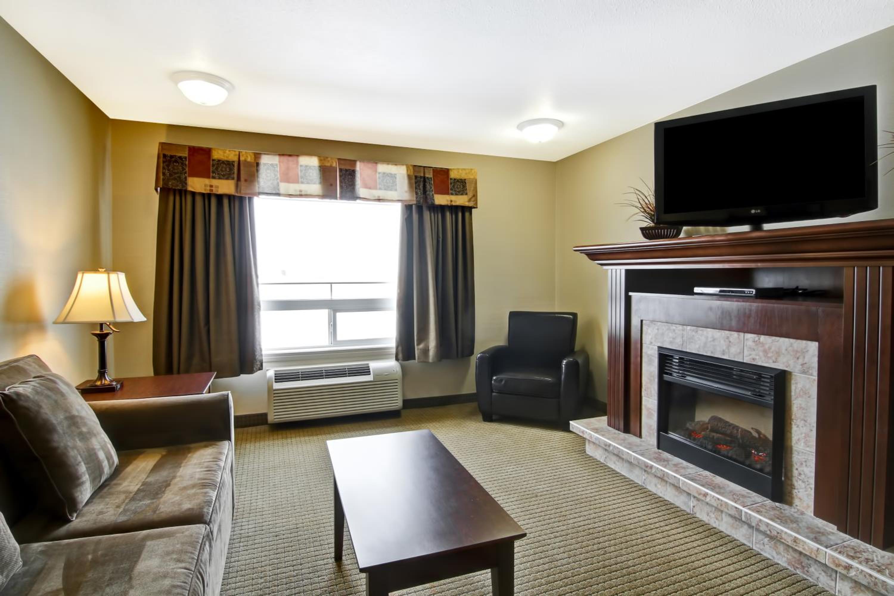 Queen Suite with Fireplace photo 2