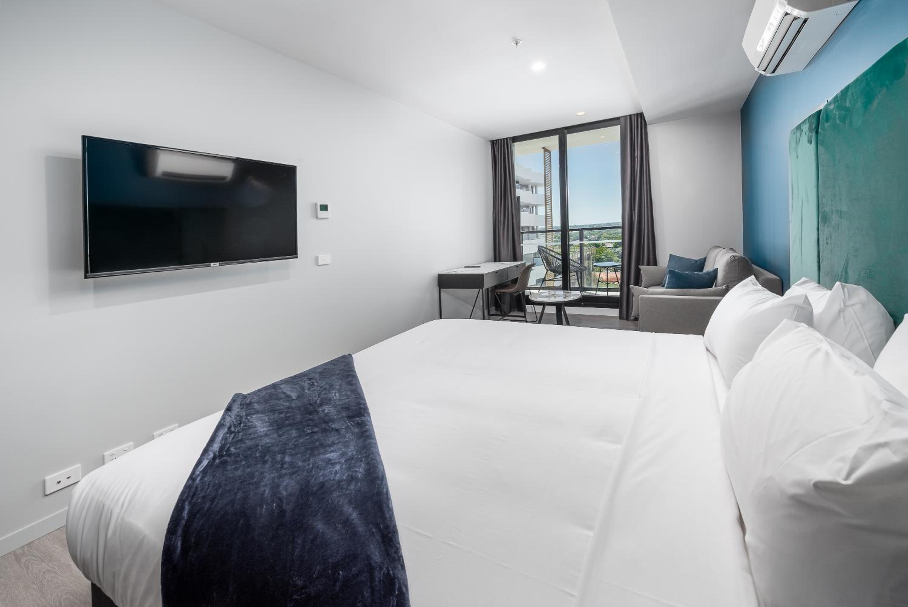Standard King Room - Photo 13