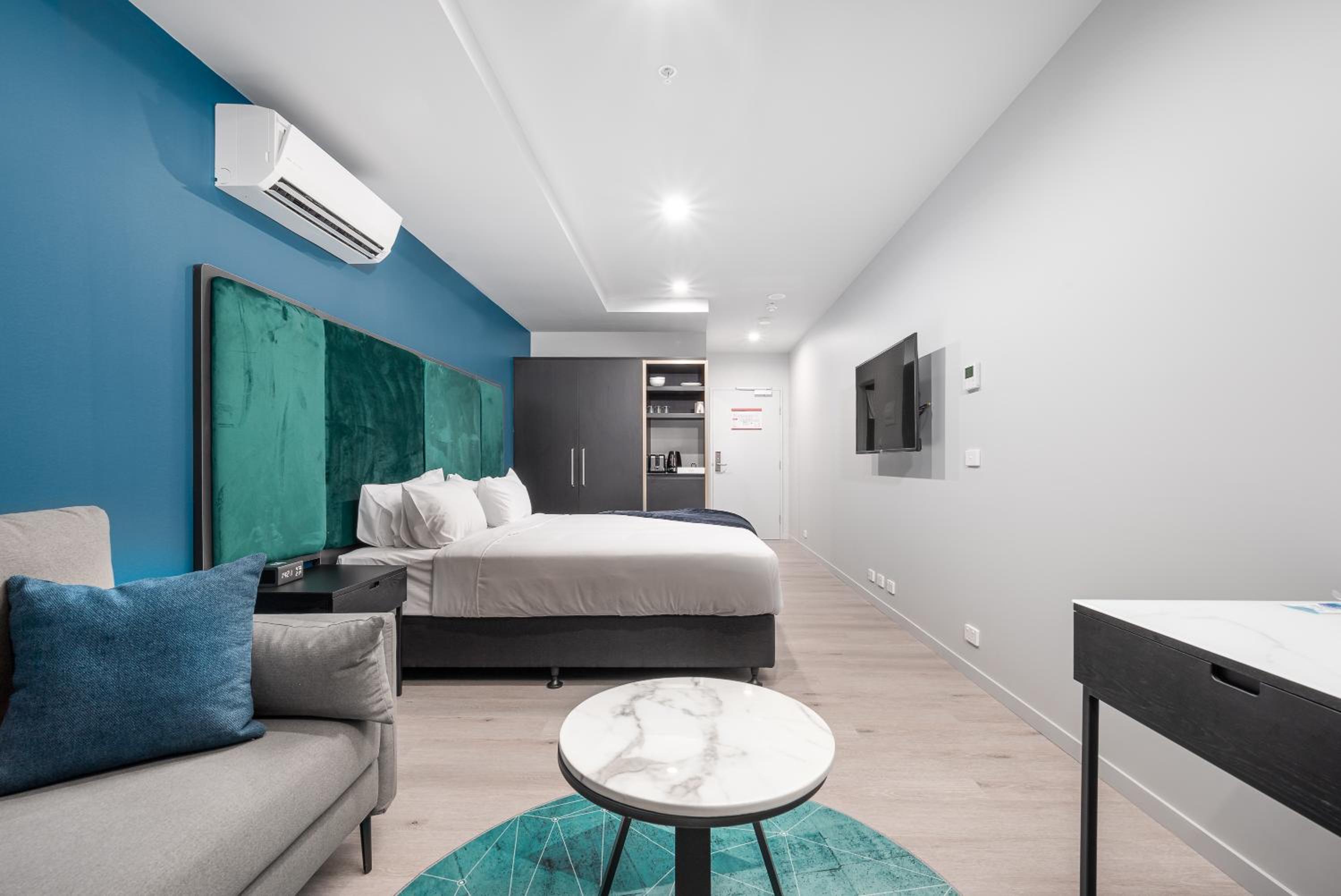Standard King Room - Photo 12