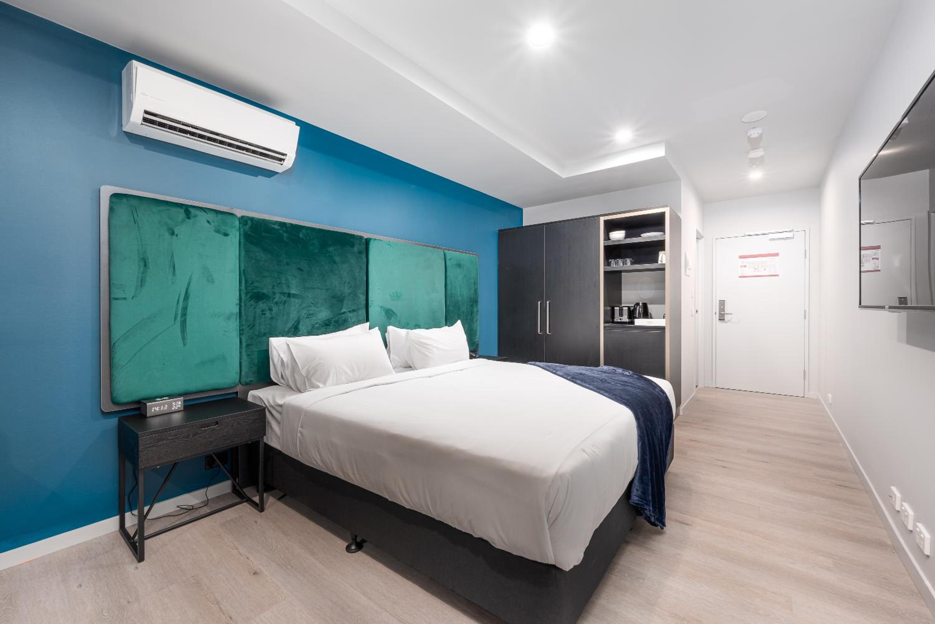 Standard King Room - Photo 8