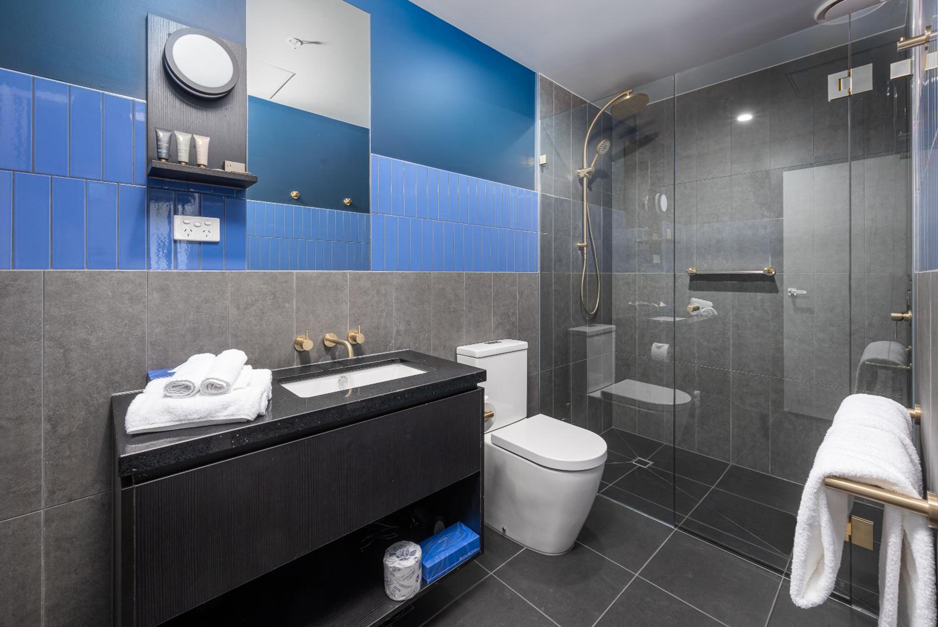 Standard King Room - Photo 9