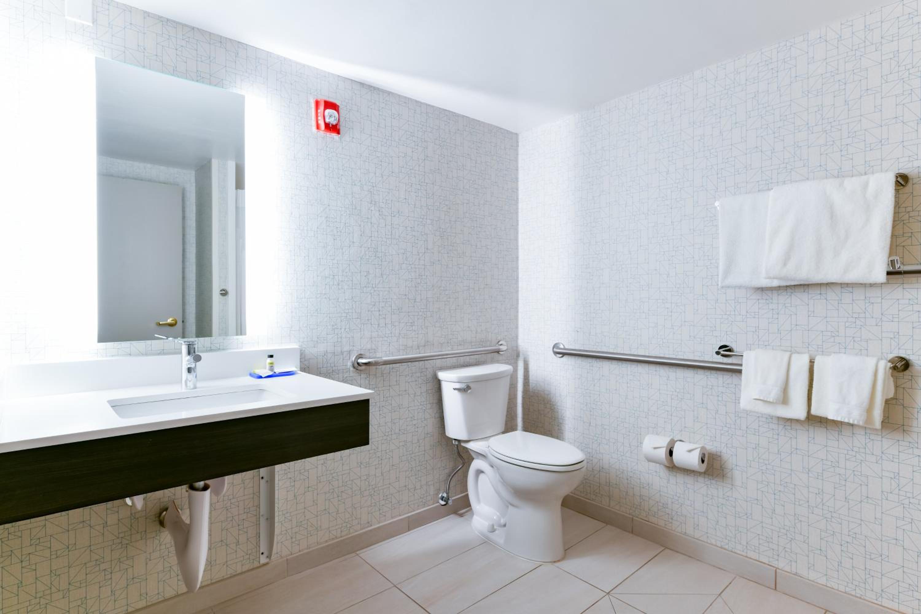 King Room - Mobility Access/Hearing Accessible - Photo 3