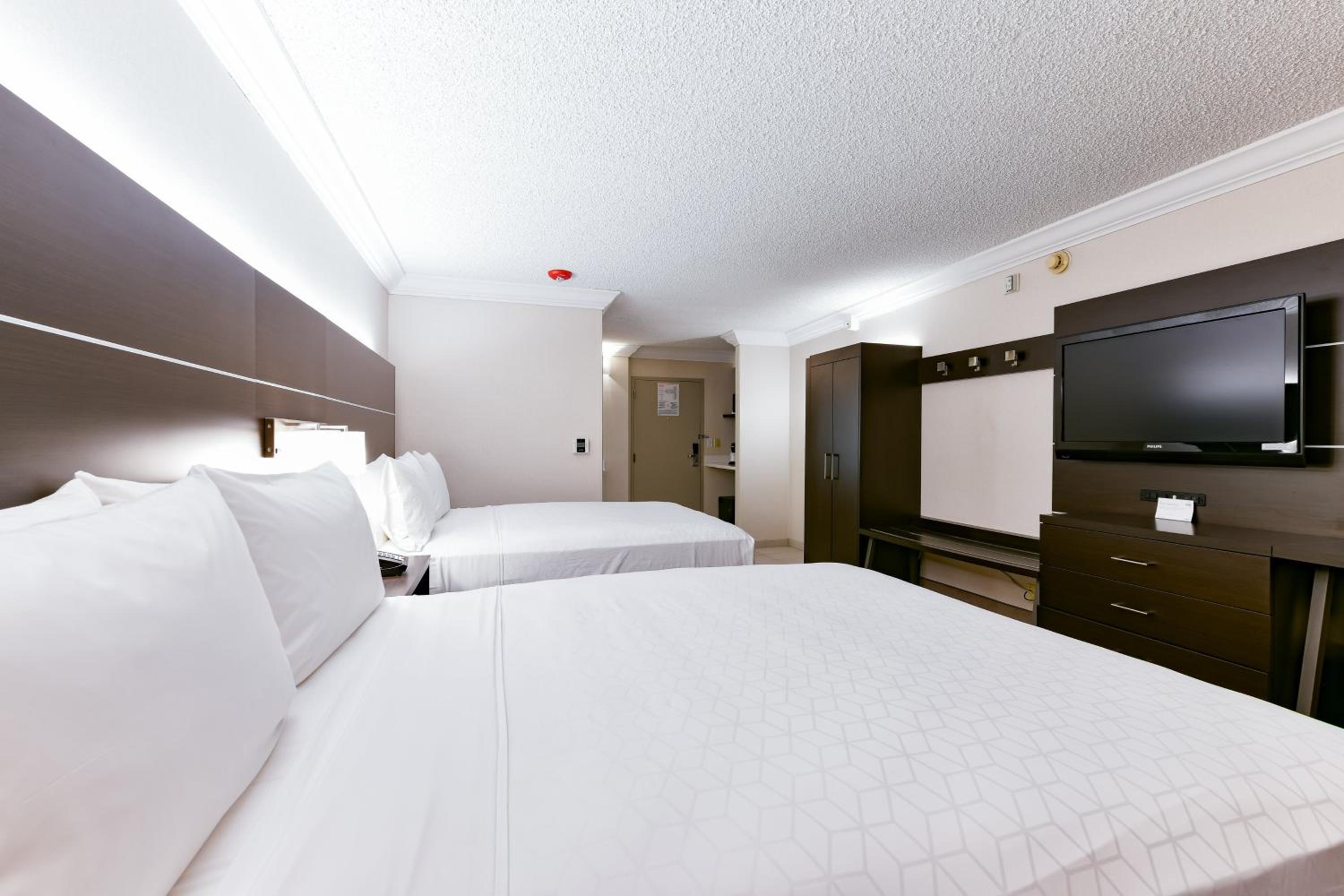 Standard Room with Two Queen Beds - Photo 5