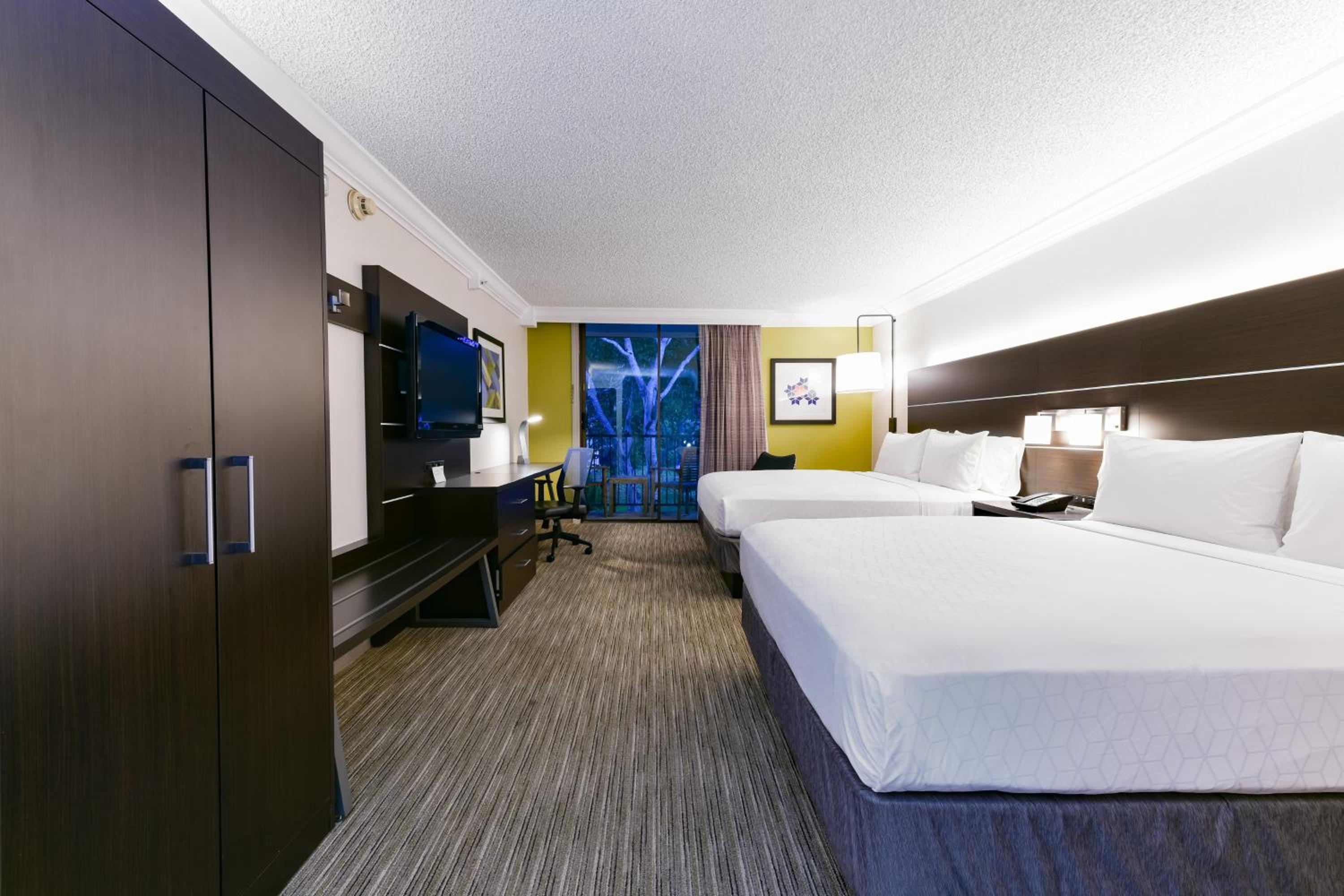 Standard Room with Two Queen Beds - Photo 6