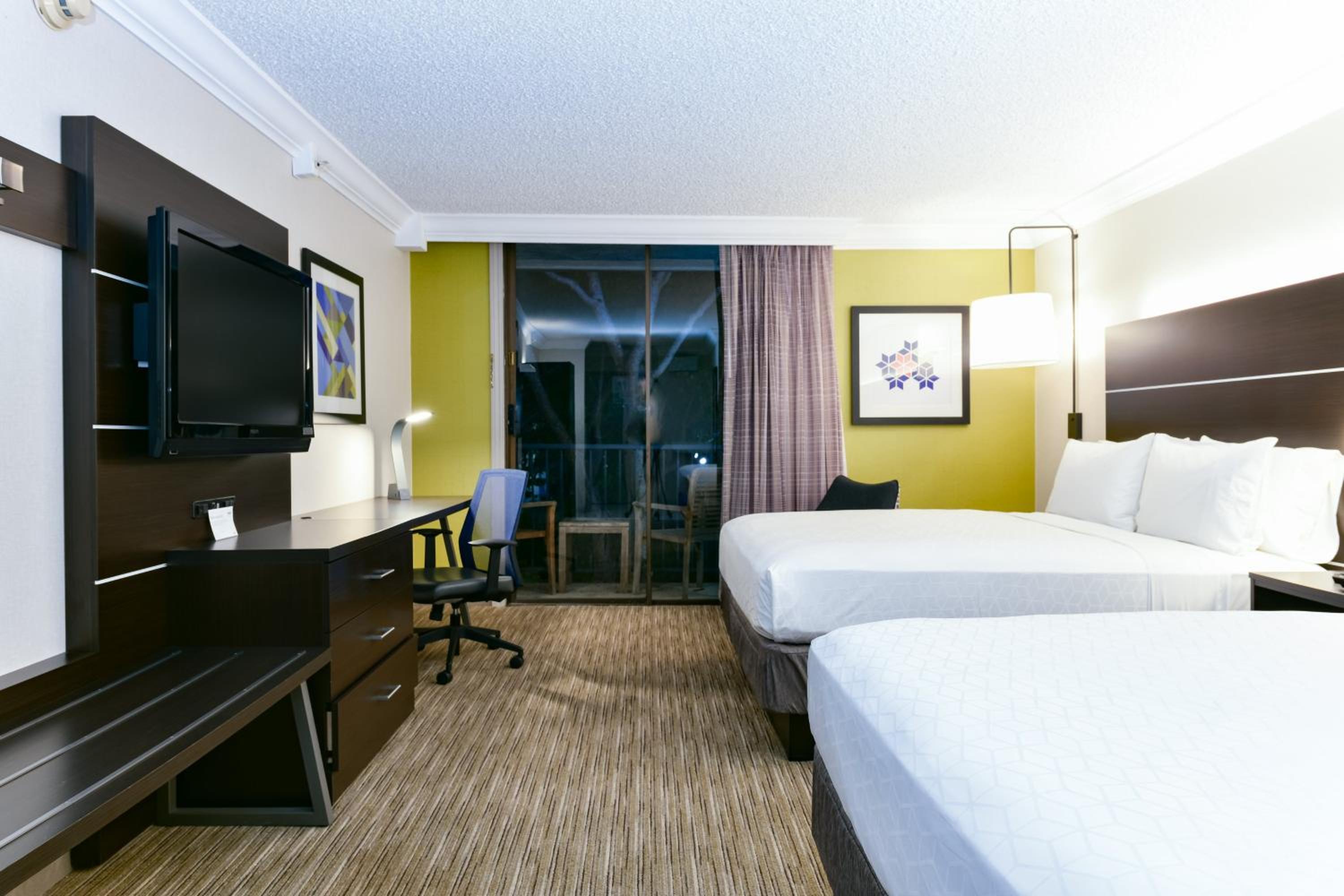 Standard Room with Two Queen Beds - Photo 7
