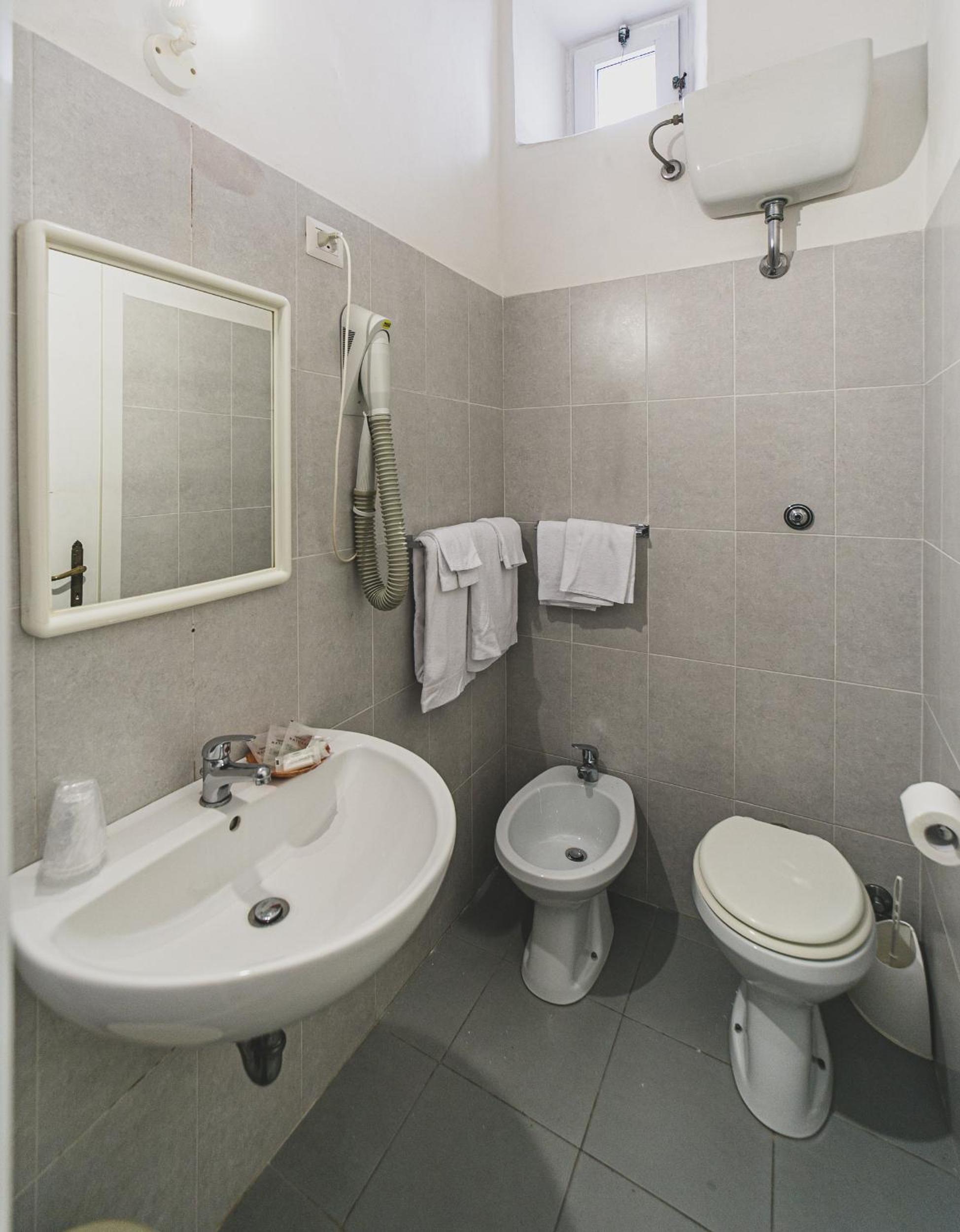 Standard King Room - Photo 7