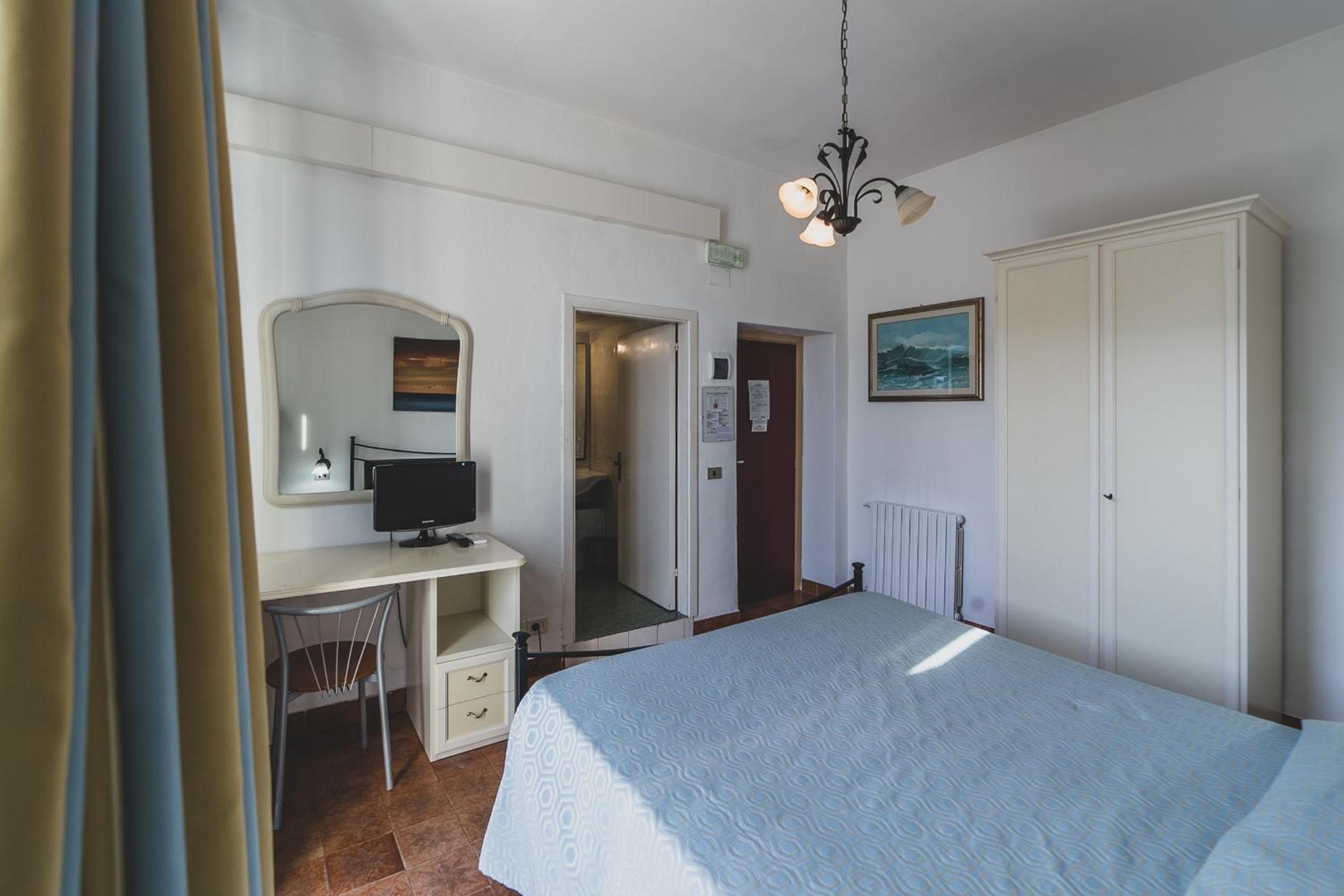 Standard King Room - Photo 5